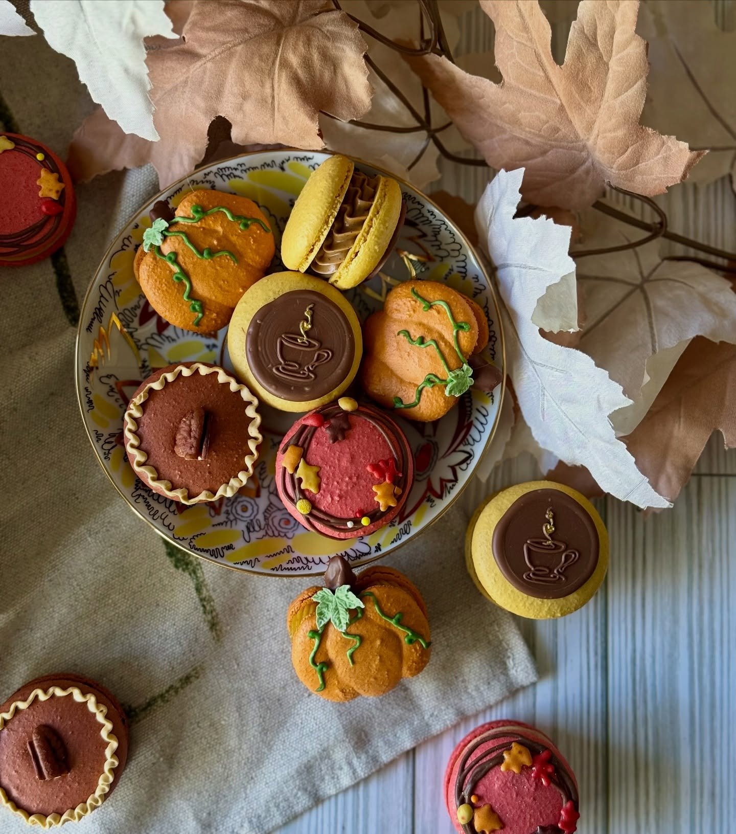 🍁✨ FALL LIMITED EDITION ✨🍁

Cozy season calls for cozy flavors&hellip; and I am bringing them to you in macaron form!
Introducing New Fall Collection &ndash; available for a limited time only:

🎃 Pumpkin Spice Cheesecake
🥧 Pecan Pie
☕ Maple Latte