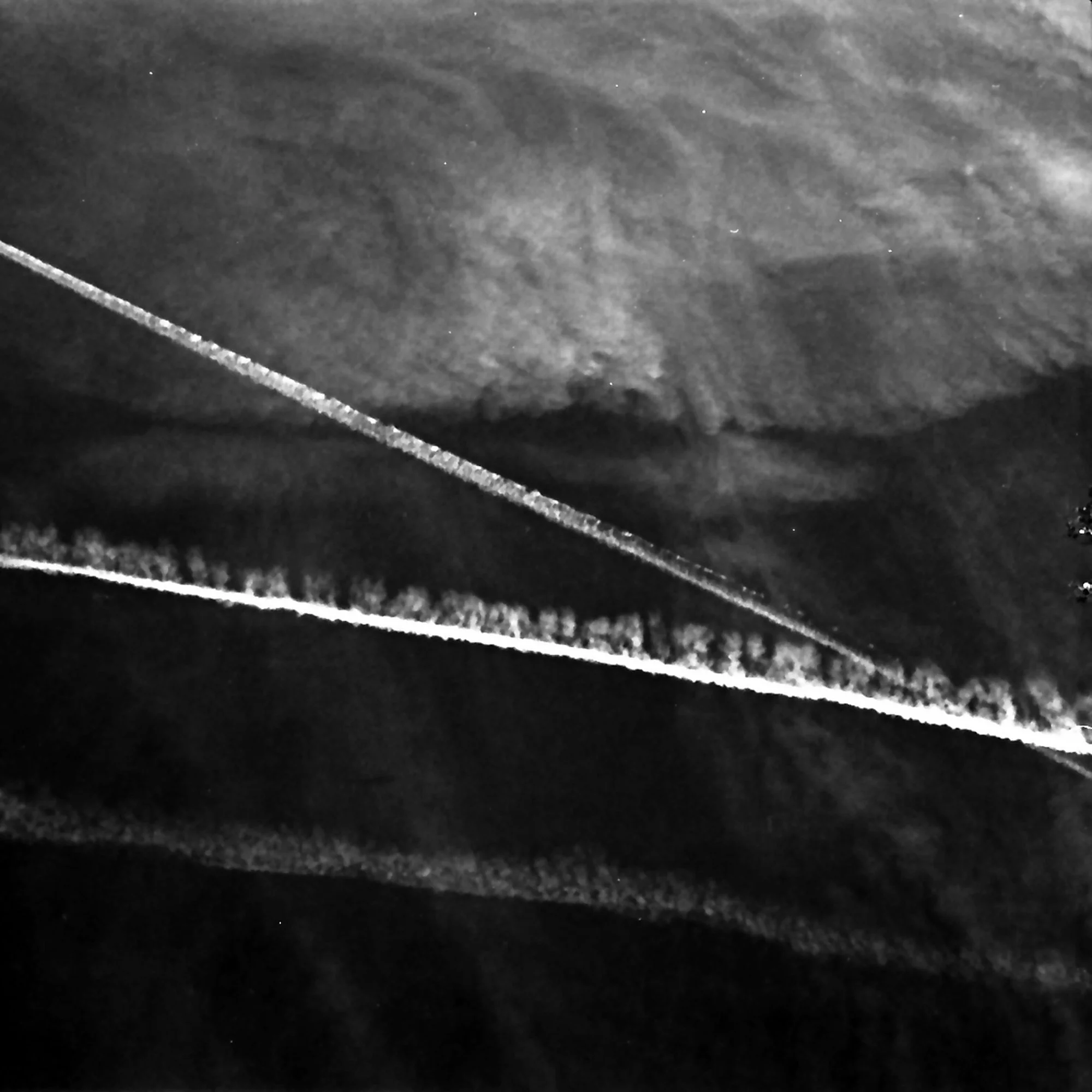 Kondensstreifen am Himmel – analoge Schwarzweiß-Fotografie aus der Serie UNDER_SKIES von Manuela Ecker