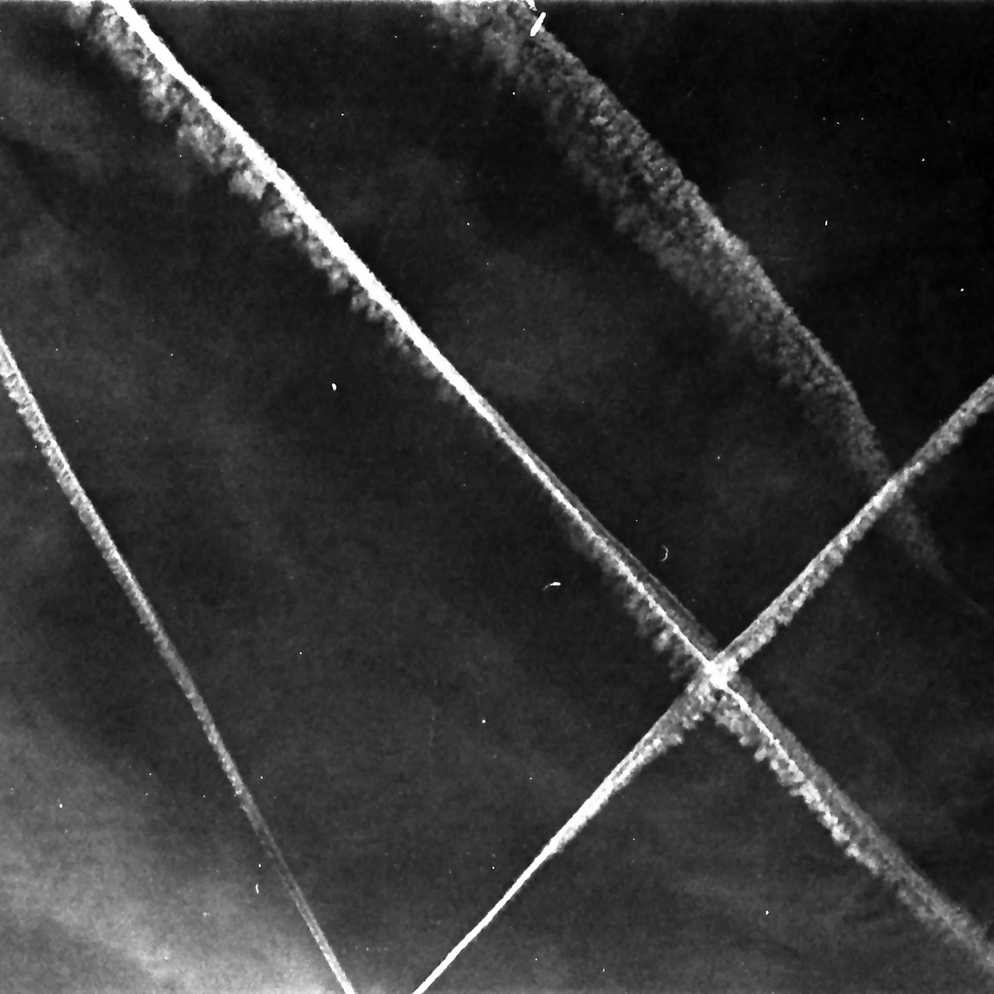 Kondensstreifen am Himmel – analoge Schwarzweiß-Fotografie aus der Serie UNDER_SKIES von Manuela Ecker