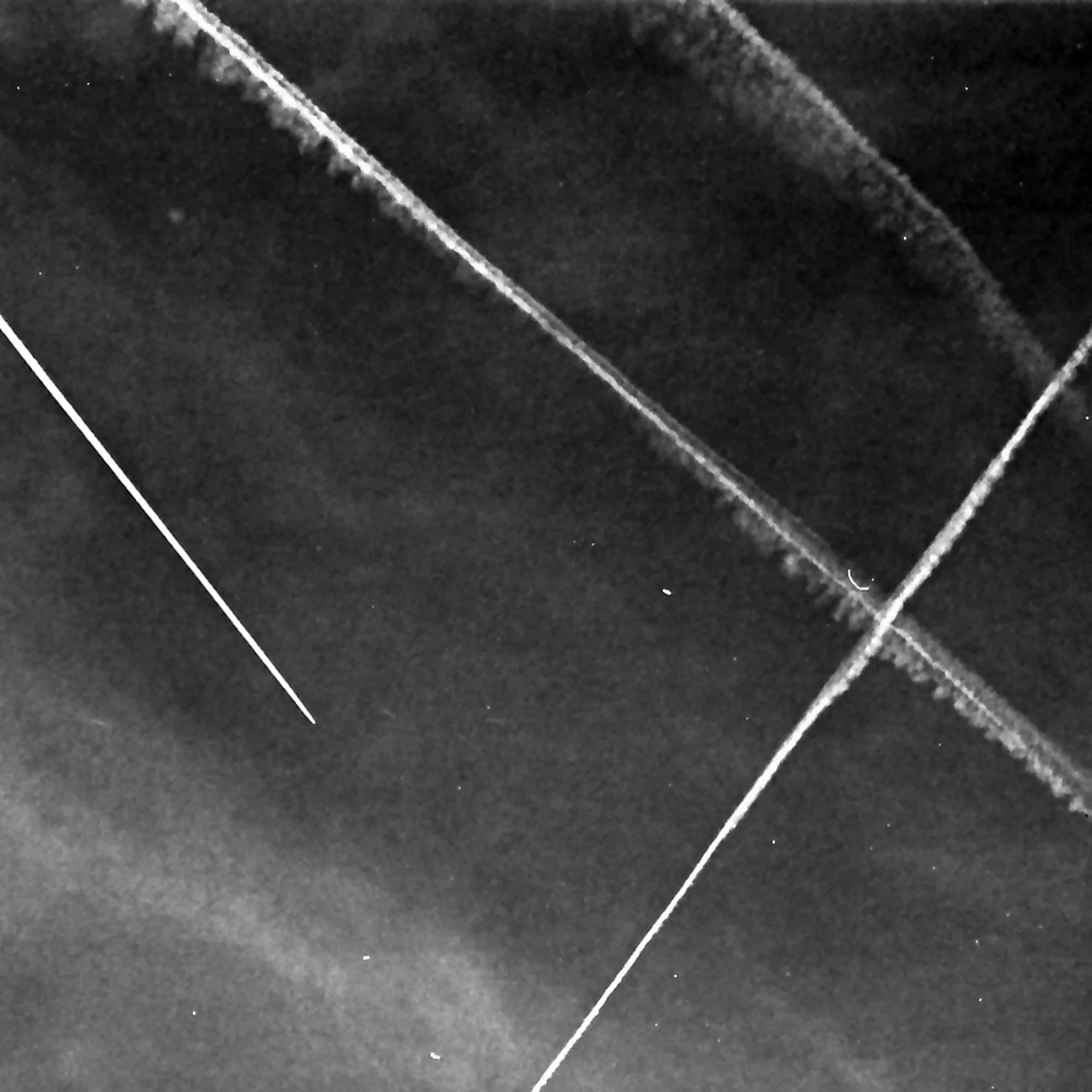 Kondensstreifen am Himmel – analoge Schwarzweiß-Fotografie aus der Serie UNDER_SKIES von Manuela Ecker