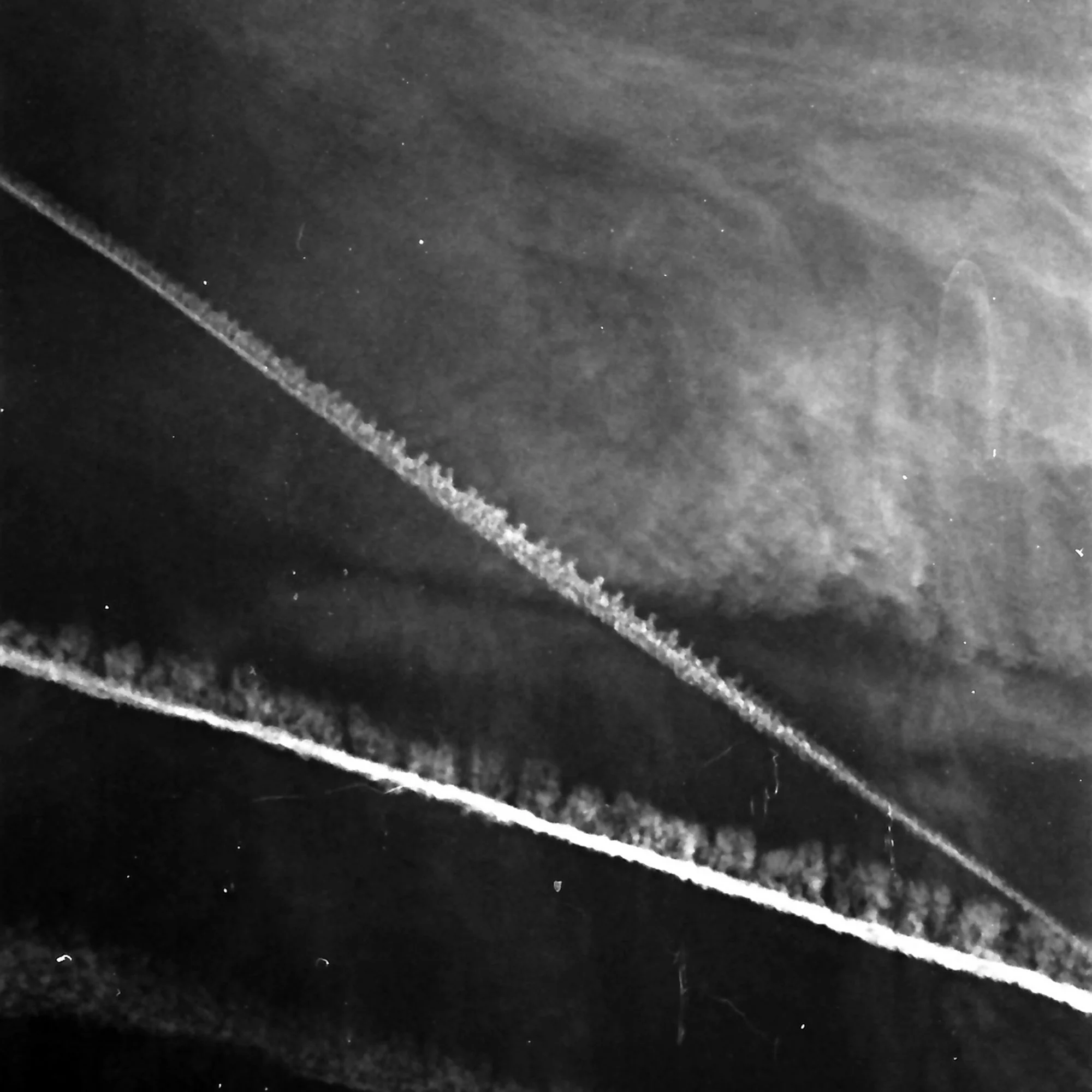 Kondensstreifen am Himmel – analoge Schwarzweiß-Fotografie aus der Serie UNDER_SKIES von Manuela Ecker