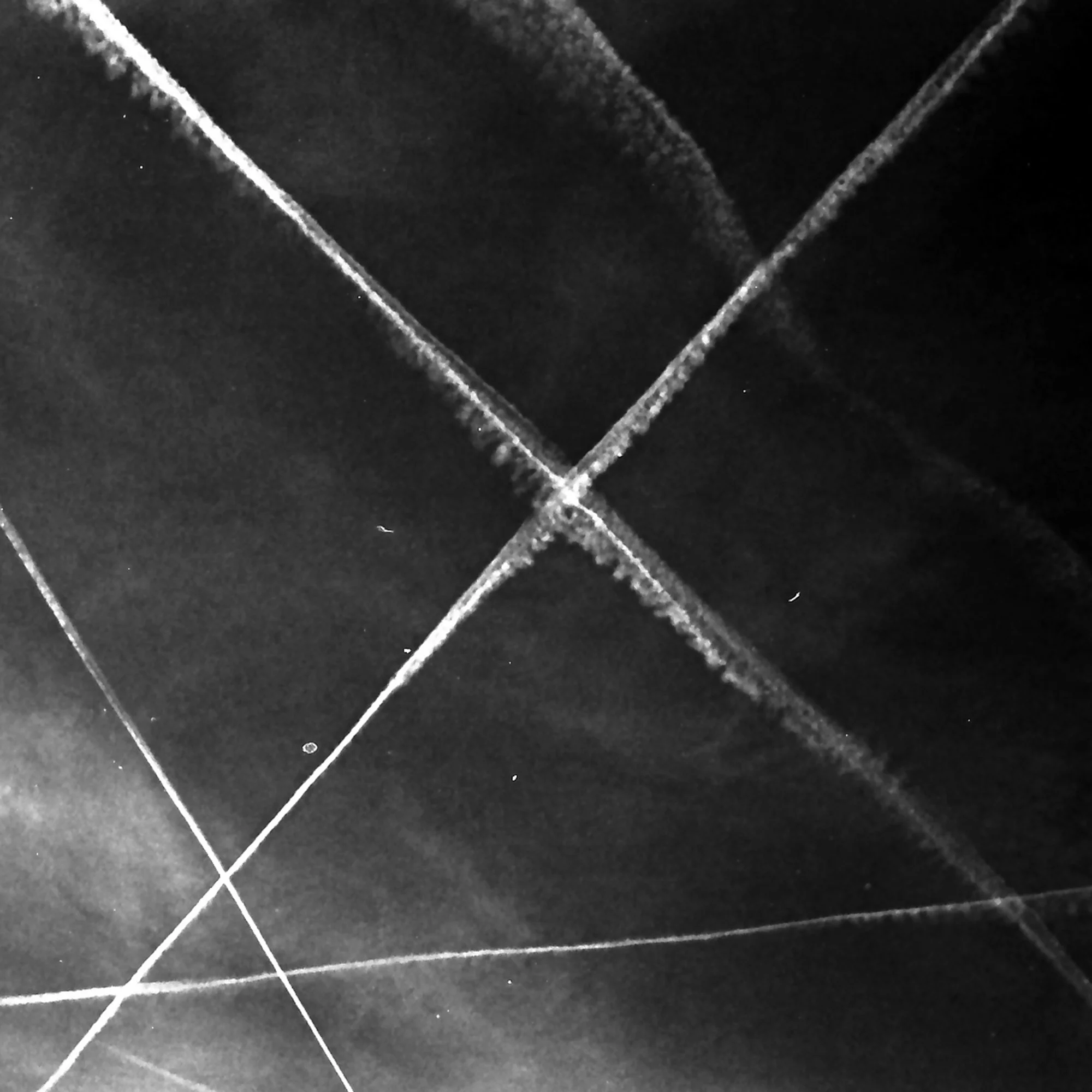 Kondensstreifen am Himmel – analoge Schwarzweiß-Fotografie aus der Serie UNDER_SKIES von Manuela Ecker