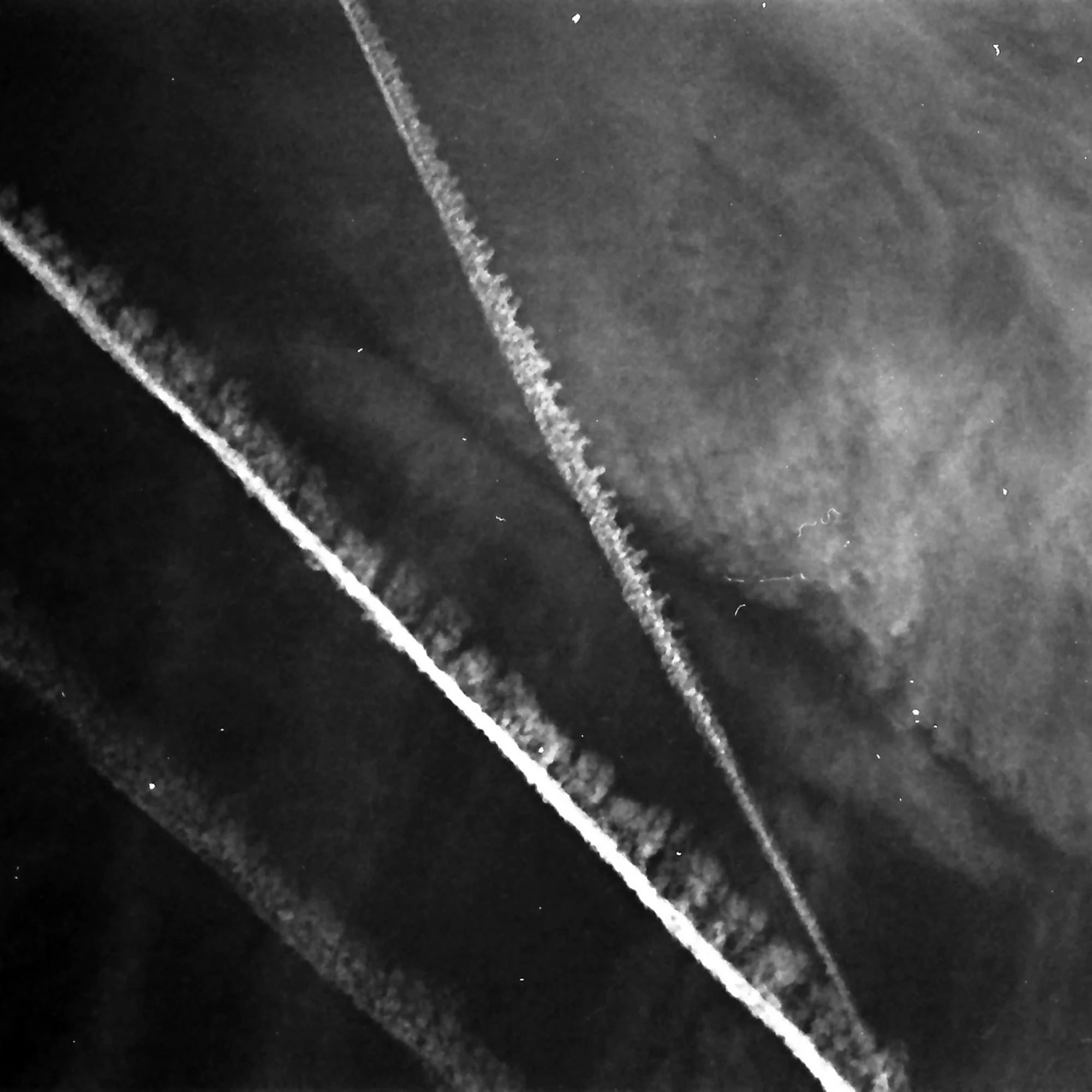 Kondensstreifen am Himmel – analoge Schwarzweiß-Fotografie aus der Serie UNDER_SKIES von Manuela Ecker