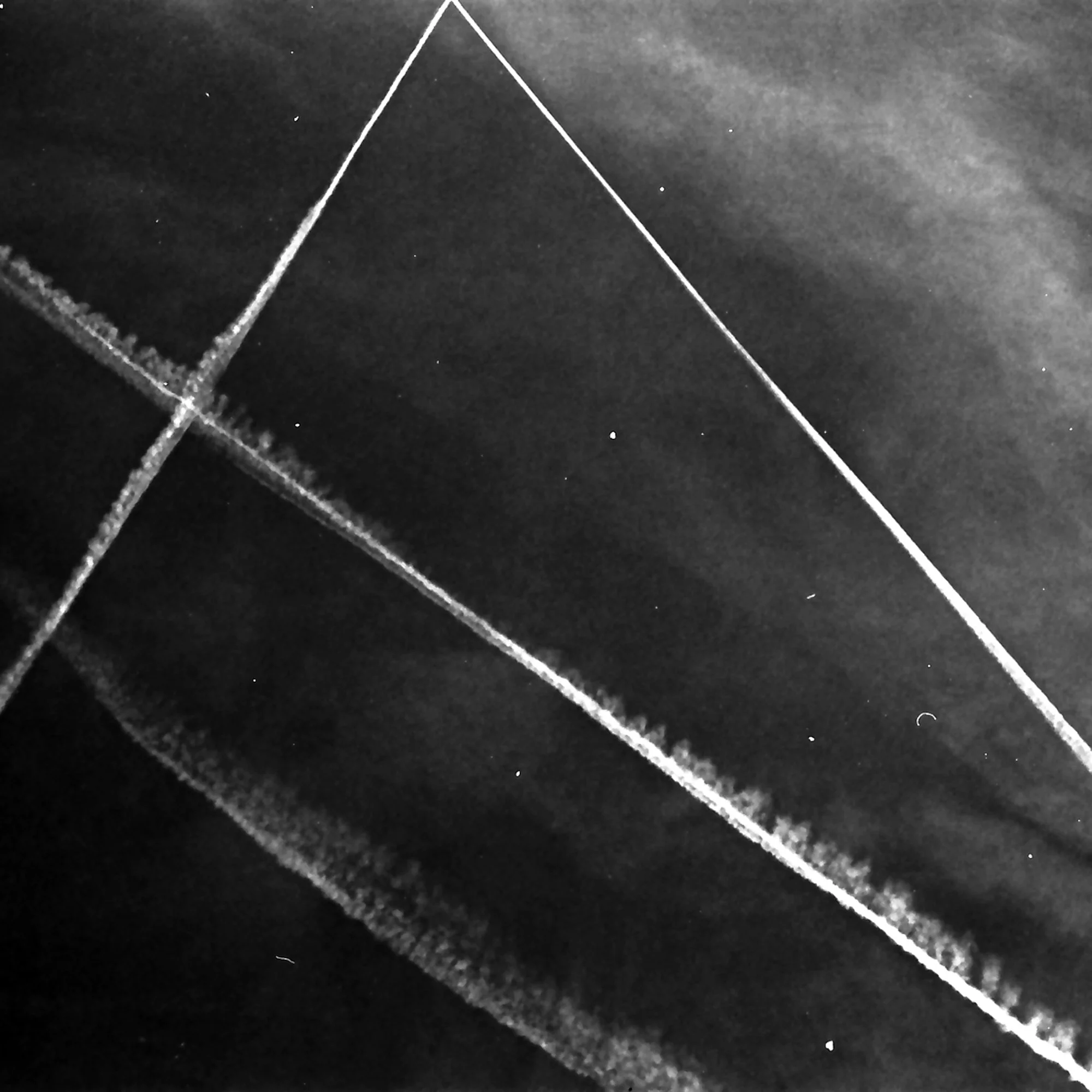 Kondensstreifen am Himmel – analoge Schwarzweiß-Fotografie aus der Serie UNDER_SKIES von Manuela Ecker
