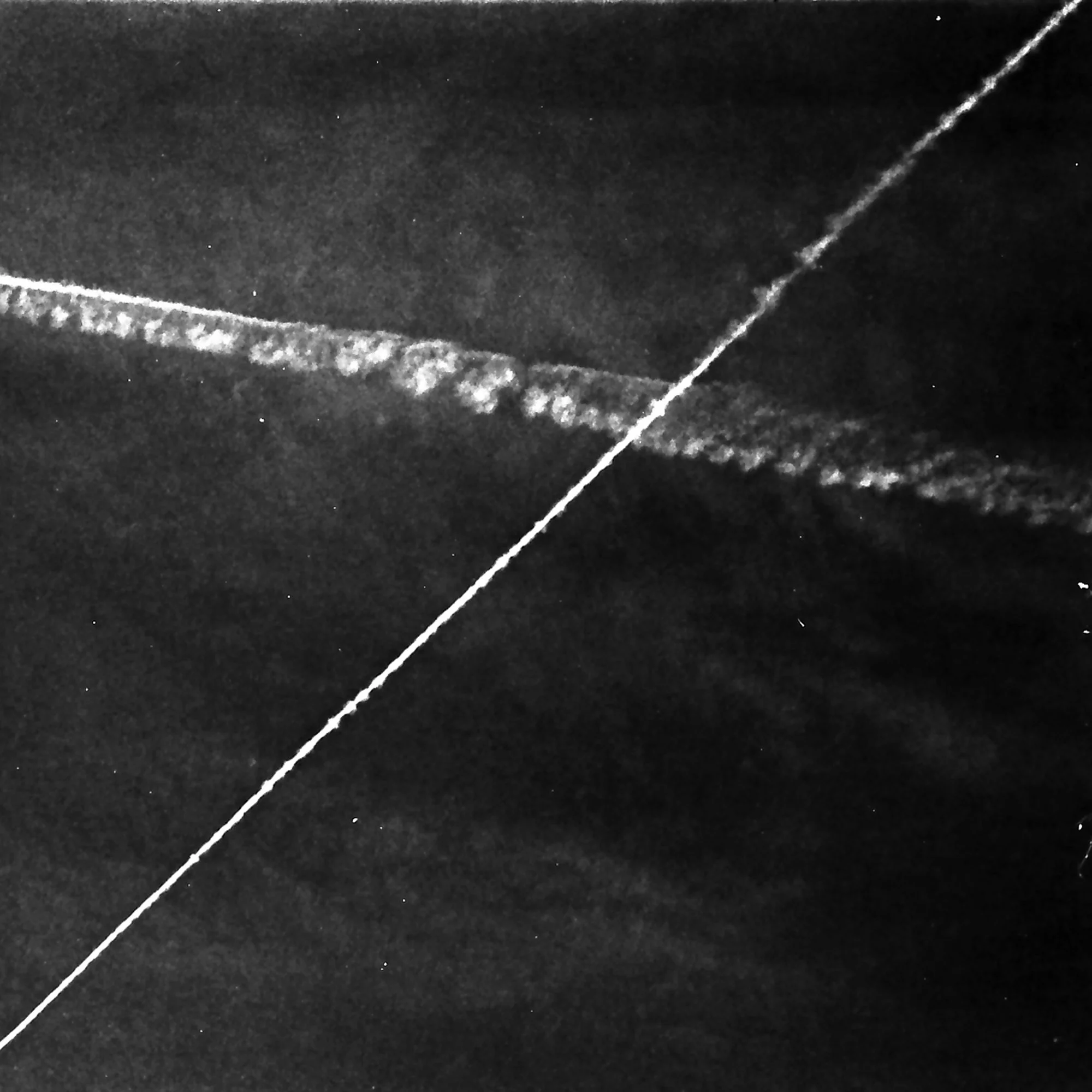 Kondensstreifen am Himmel – analoge Schwarzweiß-Fotografie aus der Serie UNDER_SKIES von Manuela Ecker