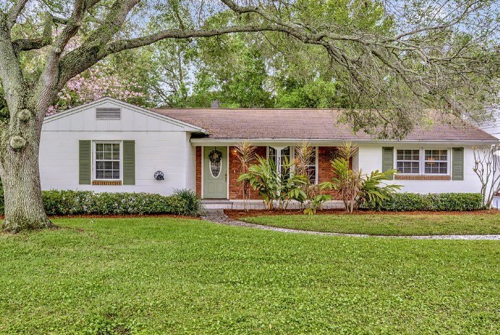 ✨ JUST LISTED ✨ This lovely, updated Palma Ceia west home features a great layout, split bedrooms, large living room, front office/playroom/formal dining.  Not in a flood zone. Grade A schools:  Mabry, Coleman, Plant

💲 769,000
🏠 3 beds/2 baths/1 c