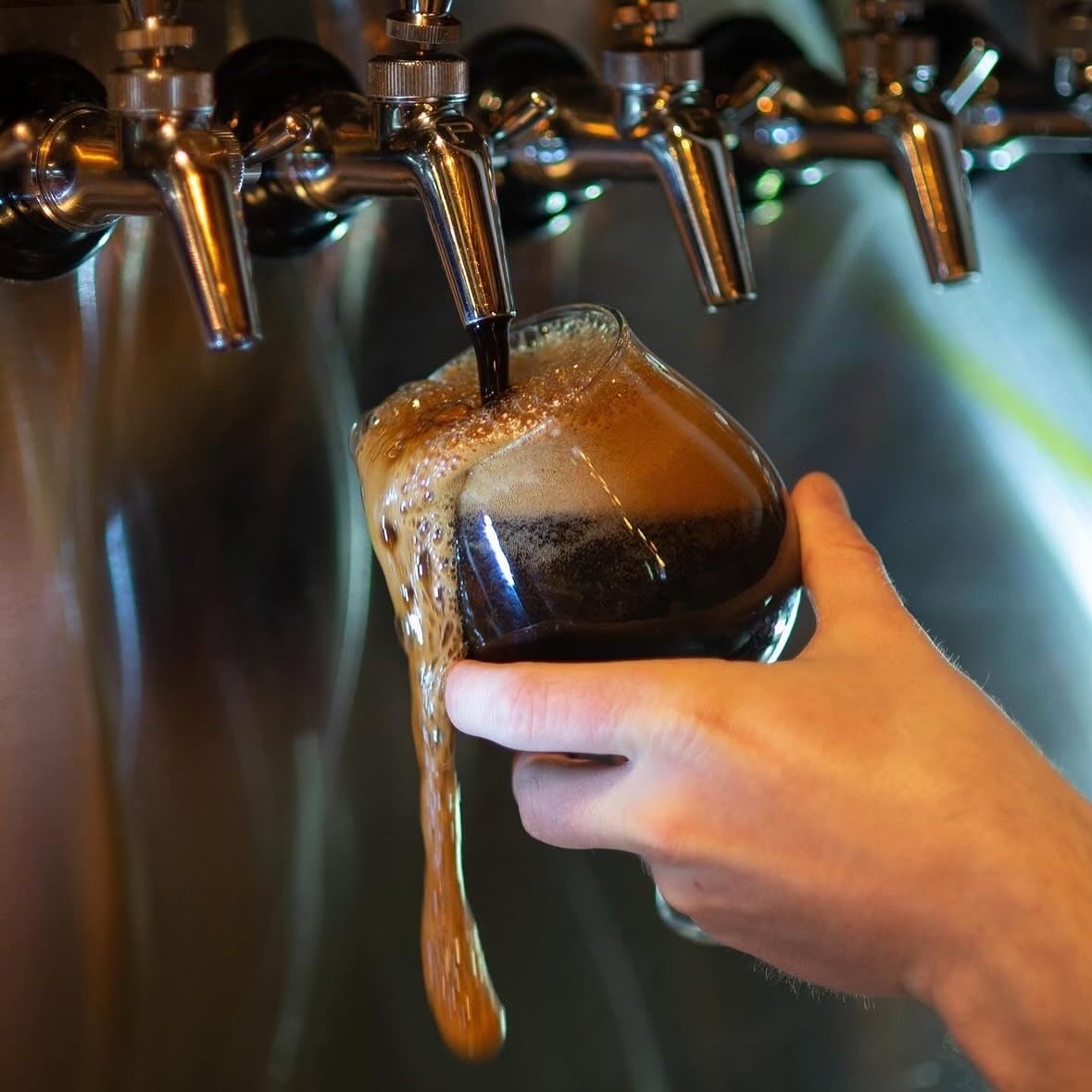 🍻 S.U.S.🍻

Yep, it&rsquo;s stout season!

Straight Up Stout is DSB&rsquo;s classic American Stout without any bells and whistles. We withheld the desire to add coconut or vanilla and left this Stout, Straight Up. Perfectly crushable and bright, thi