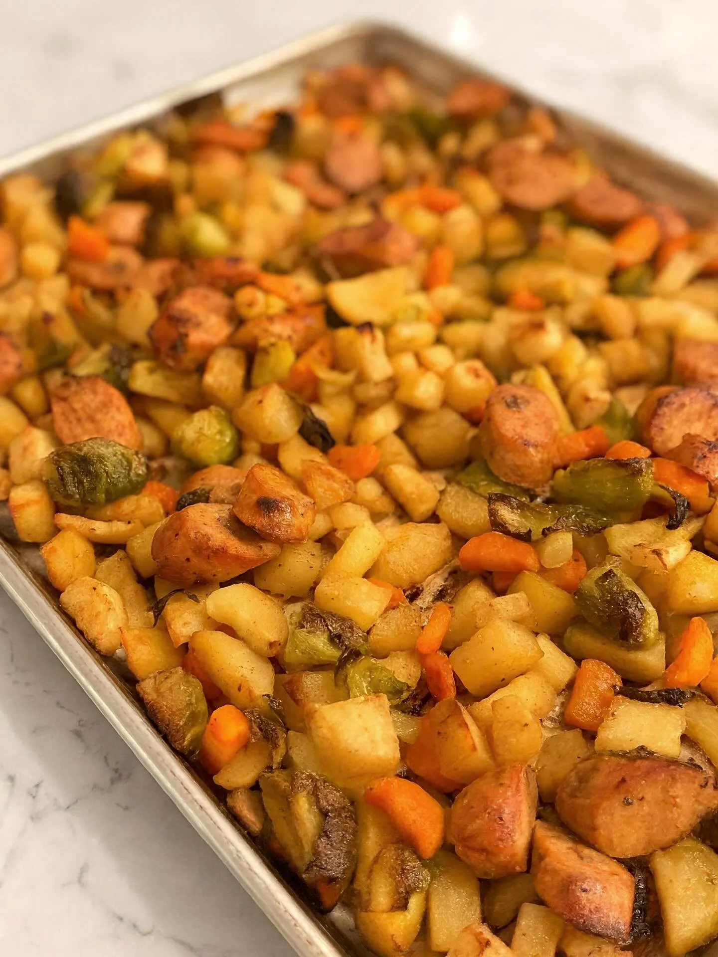 Start your ovens!

Cold nights call for cozy meals, and this Chicken &amp; Apple Bilinski&rsquo;s + root veggie sheet pan warms the bones! 🔁 ❤️&zwj;🔥