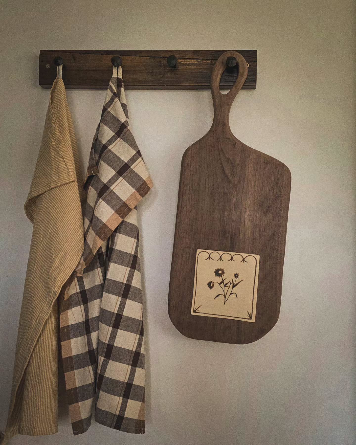 Although we've hit pause on our online shop in anticipation of our new seasonal range, you can still find lots of bits and pieces in @littlesparrow_gifts in Ballymoney.

Something that never made it to our site is this solid Walnut chopping board, in