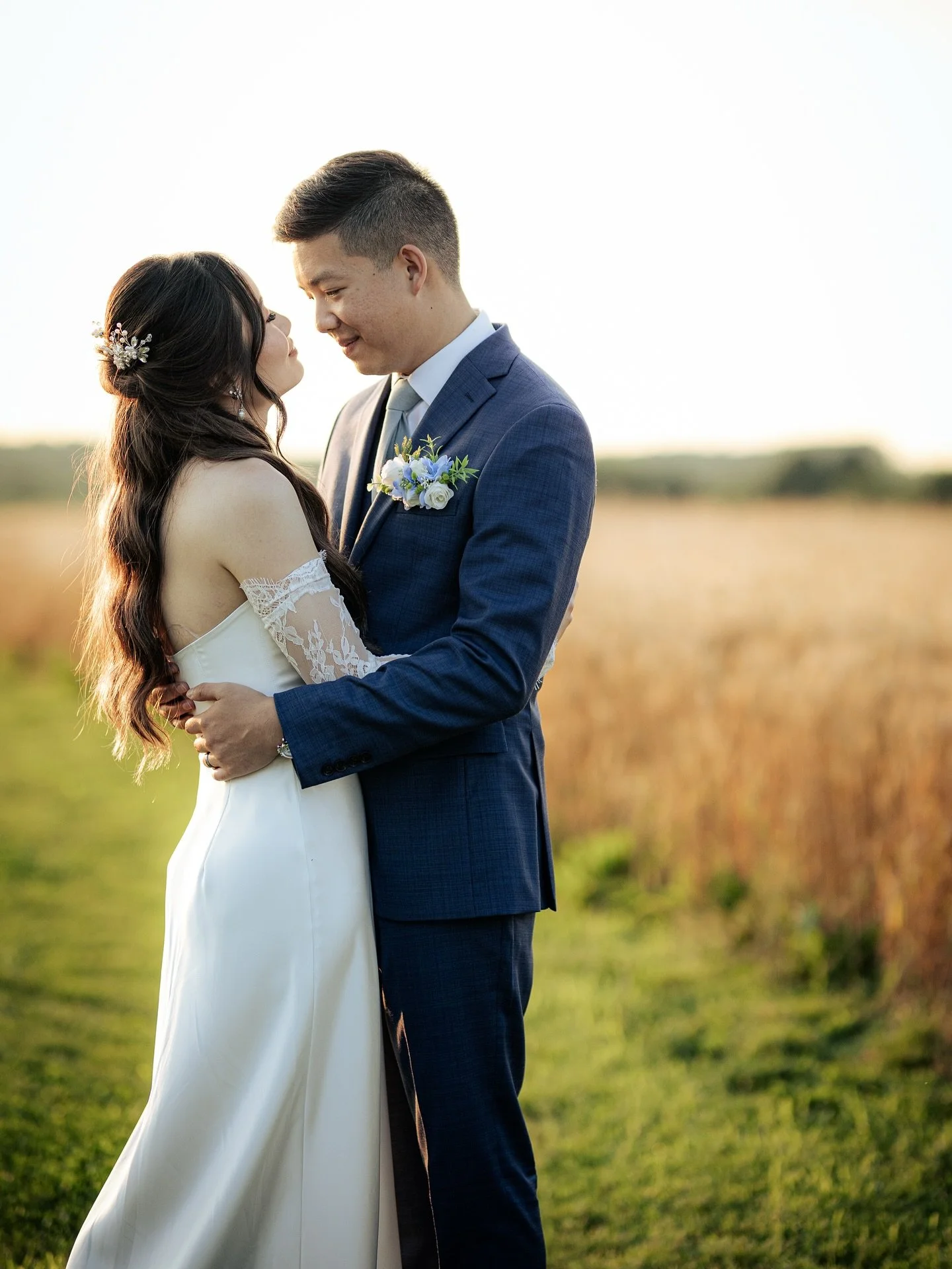On rainy winter days&hellip;we think of sunshine and golden hour moments like these with J &amp; K.

#guelphweddingphotographer #guelphweddings #ontariowedding #weddingvideos #weddingfilm #weddingday #farmwedding #farmweddingvenue #weddinginspo #wedd