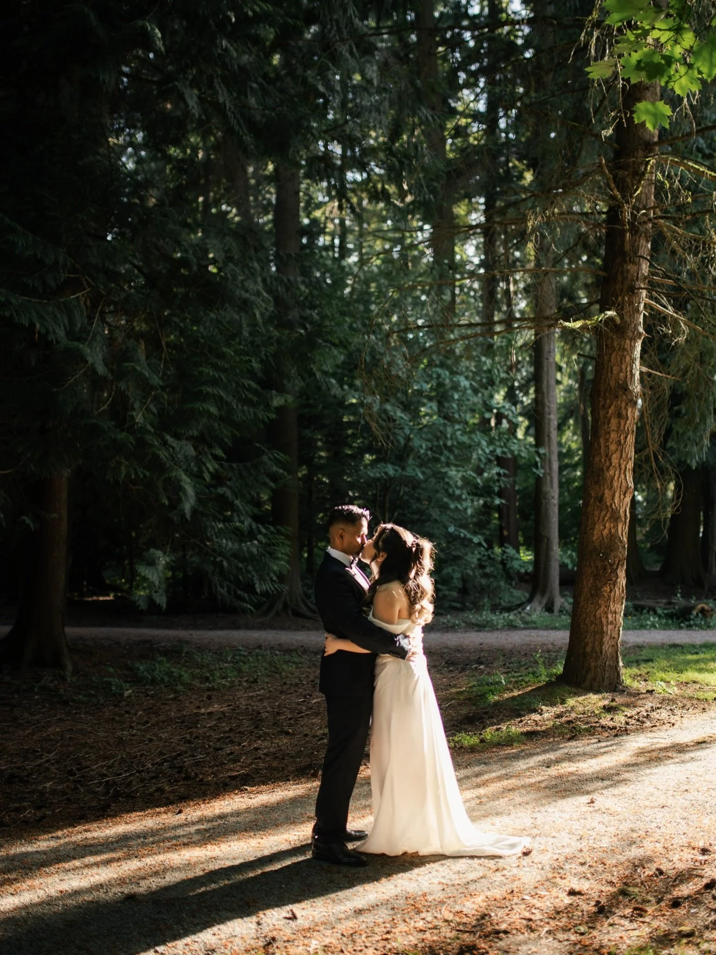 From engagement to wedding day 🥰! Dropping these sneak peeks from S &amp; R&rsquo;s special day this past weekend ✨

Beautiful portraits of S in her 秀禾服 (Xiuhe gown) and R in his 龙褂 (Long Gua), an incredible blend of cultures and such an honour to d