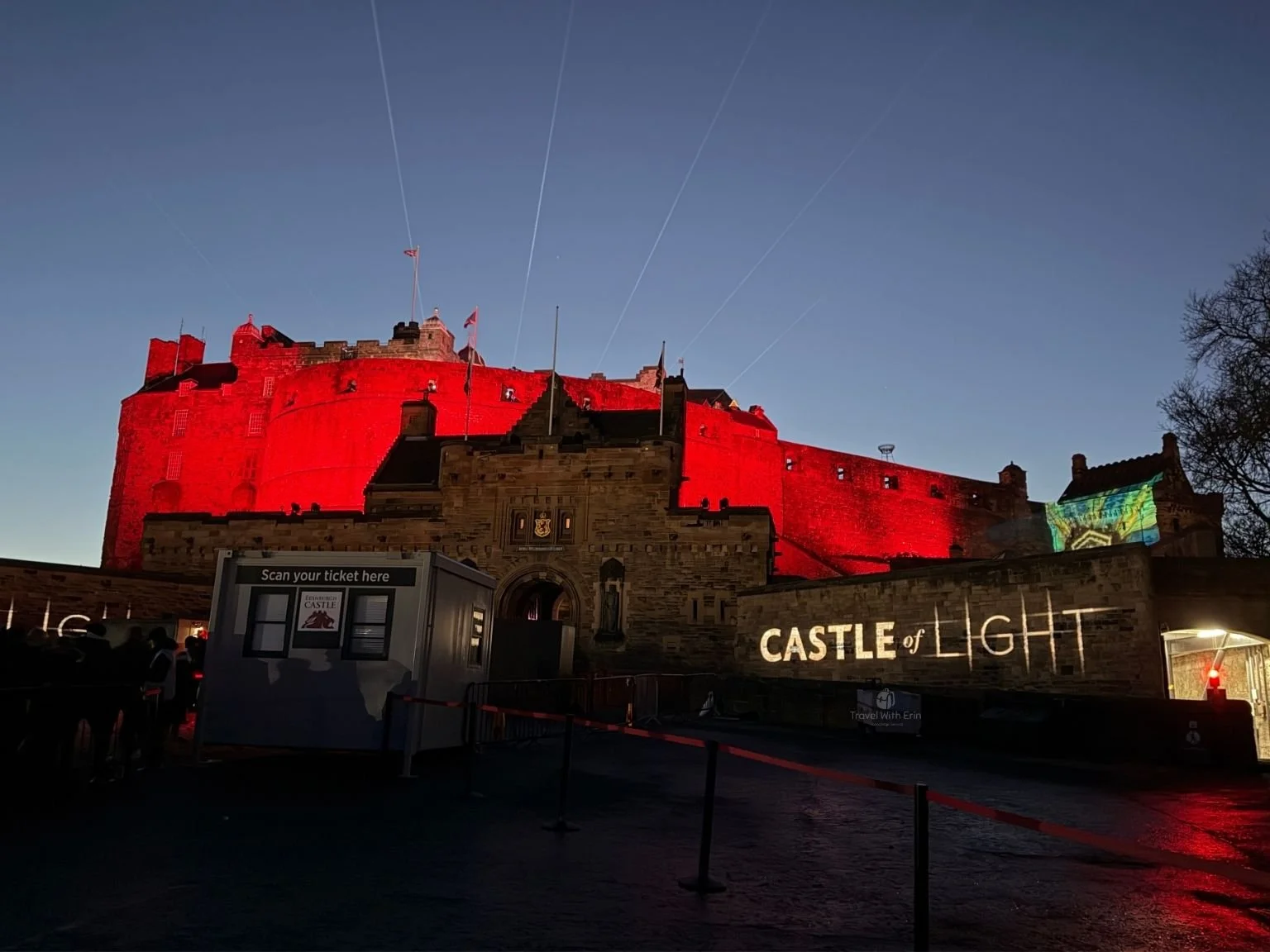 夜晚的愛丁堡城堡燈光秀，城堡在燈光映照下顯得格外壯觀。