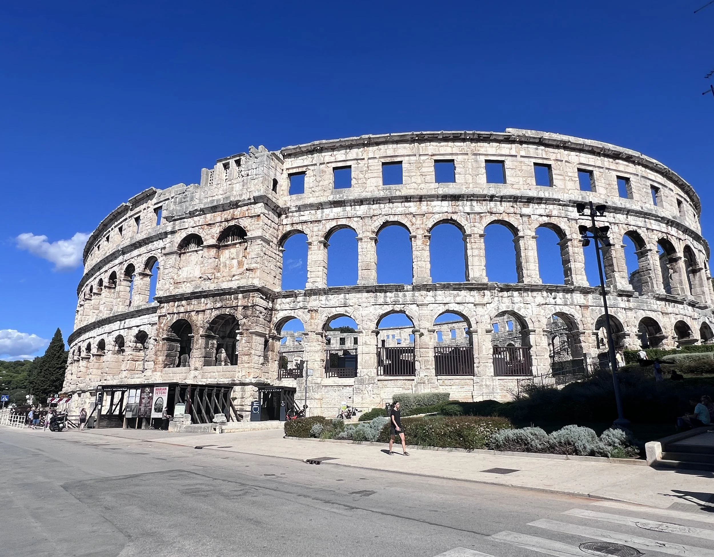 克羅埃西亞普拉圓形競技場外觀，是保存非常完整的古羅馬競技場之一。