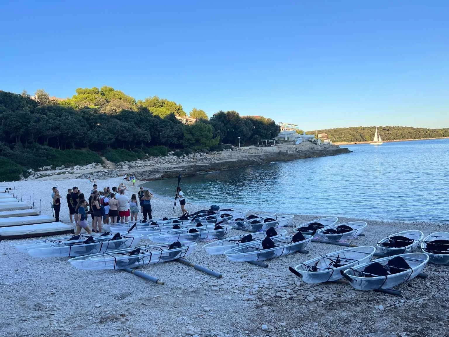 普拉夜間透明皮划艇活動，透明皮艇整齊排列在海灘上準備出海。