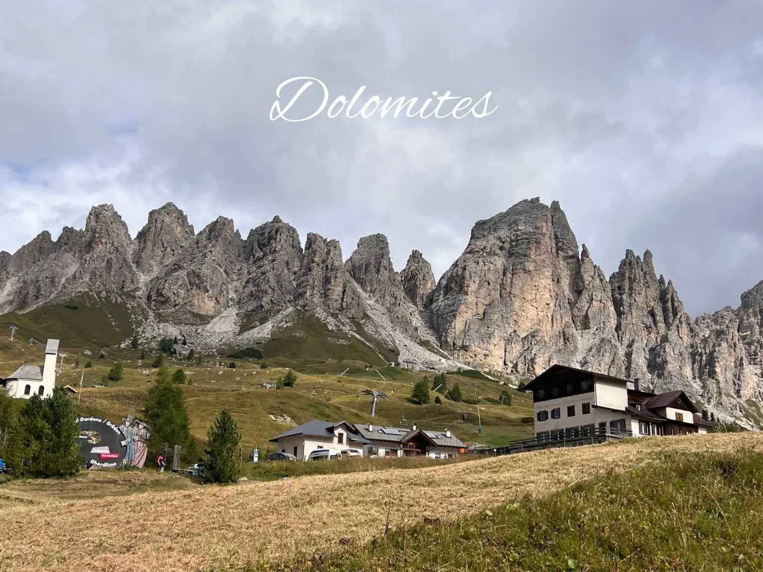 多洛米蒂 Passo Gardena 的壯觀山景，層層山巒非常震撼。