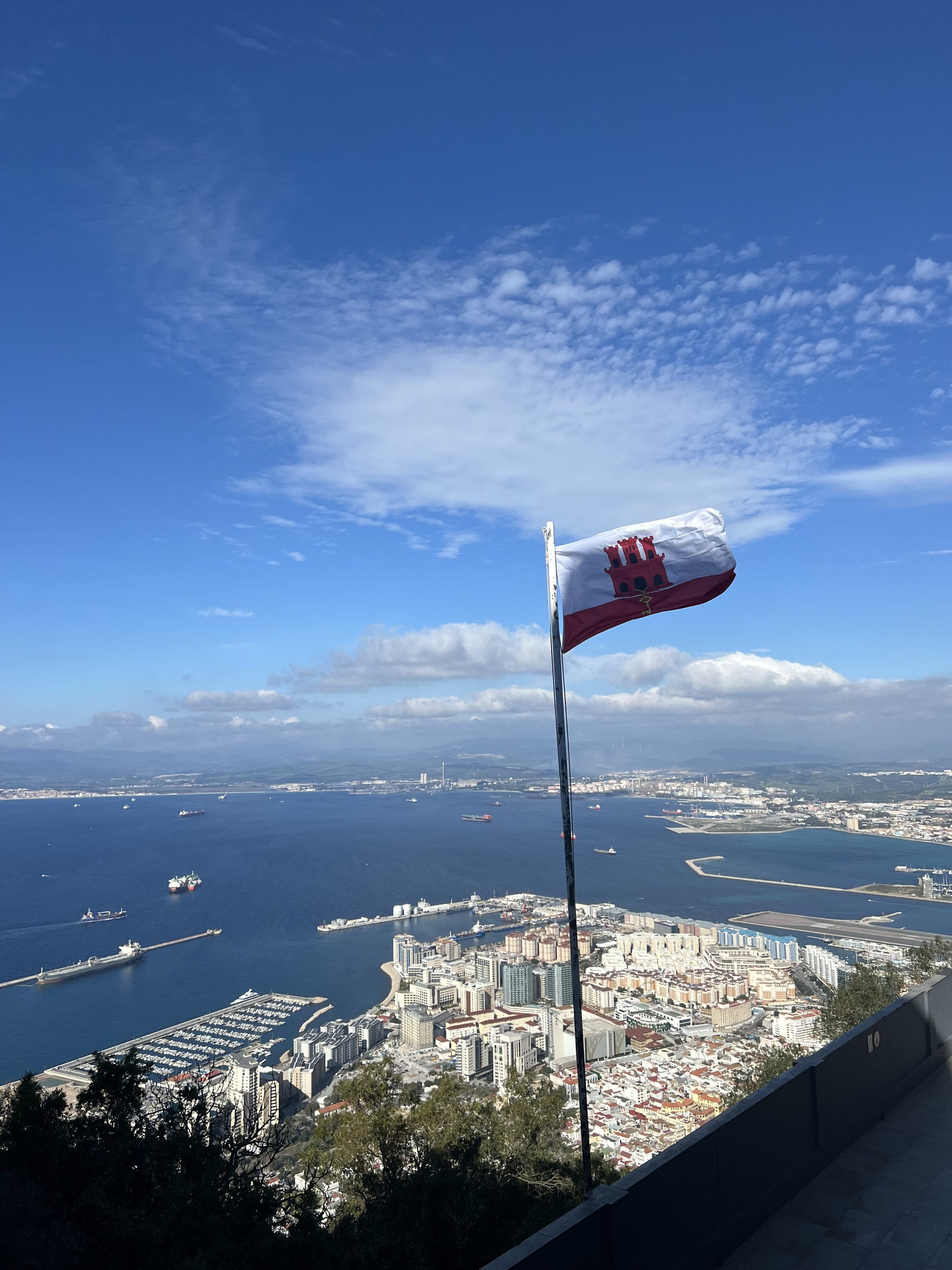 抵達直布羅陀纜車上站後，映入眼簾的是國旗與壯闊景色