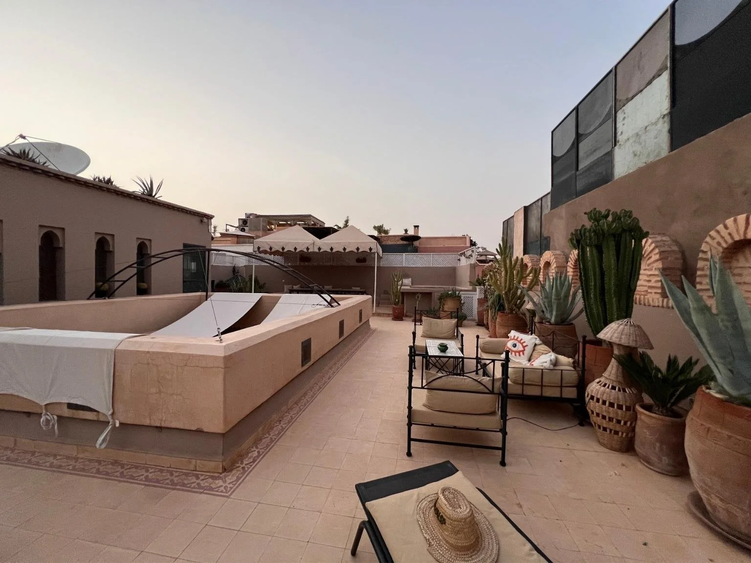 馬拉喀什 Riad 屋頂陽台，可以曬太陽與泡 Jacuzzi 放鬆。