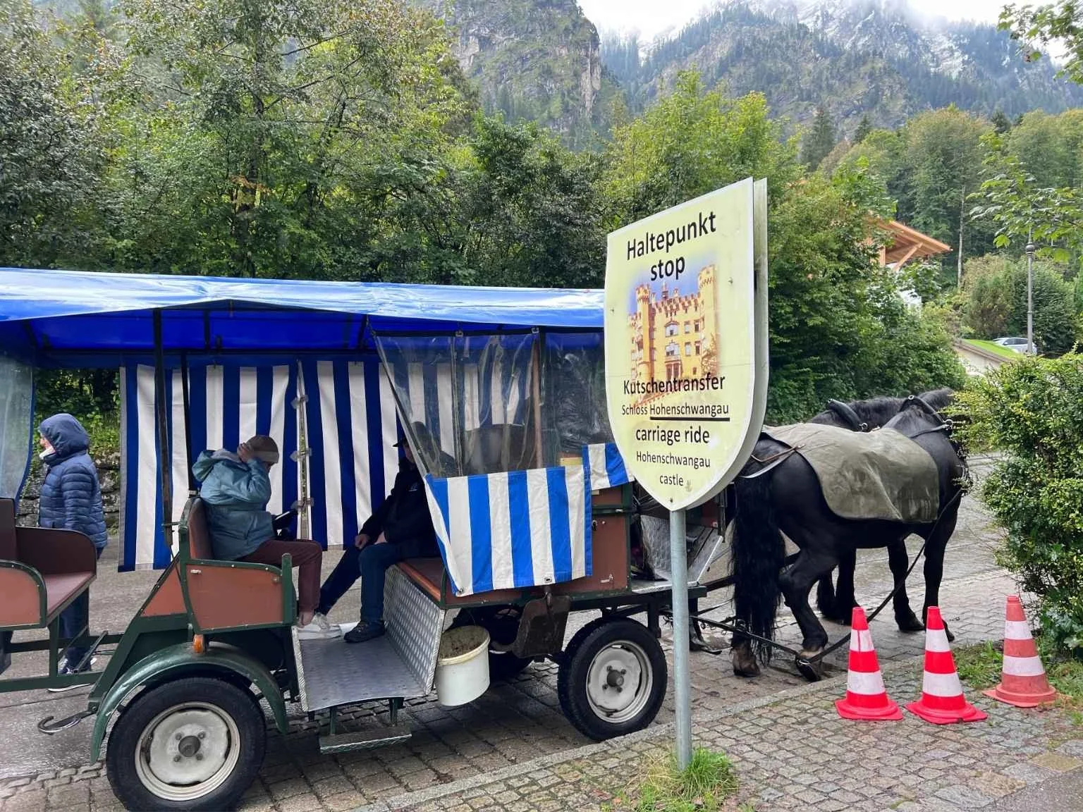 遊客搭乘馬車前往新天鵝堡山上入口，是熱門的上山方式之一。