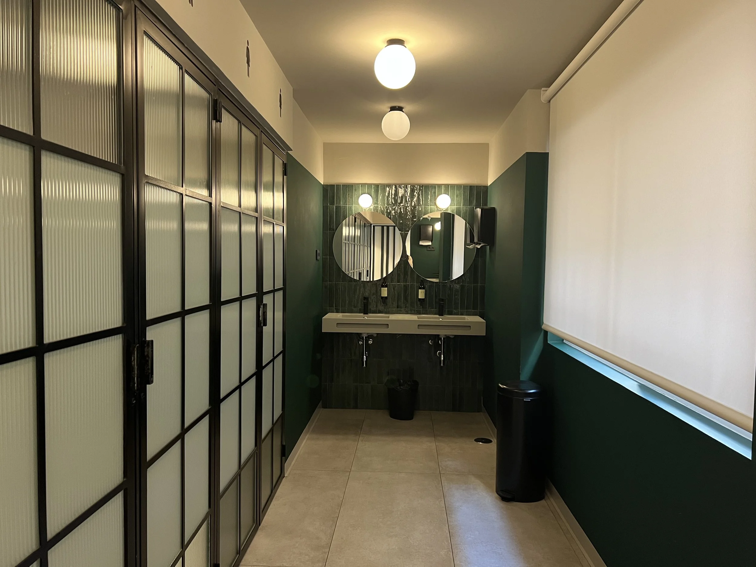 COEO Pod Hostel 的公共衛浴，非常乾淨整潔。