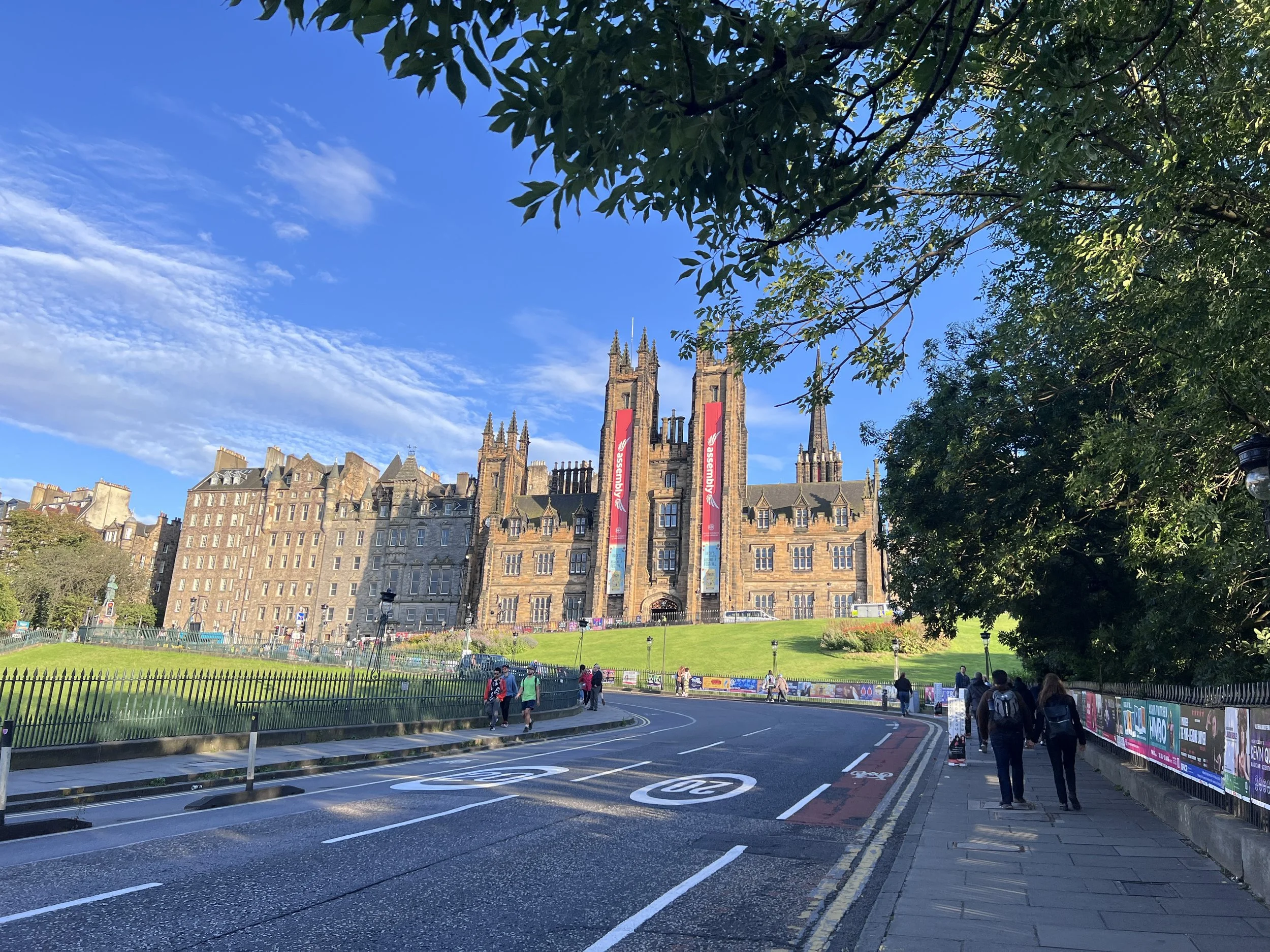 愛丁堡的The mound 路上前往Assembly Hall的景色