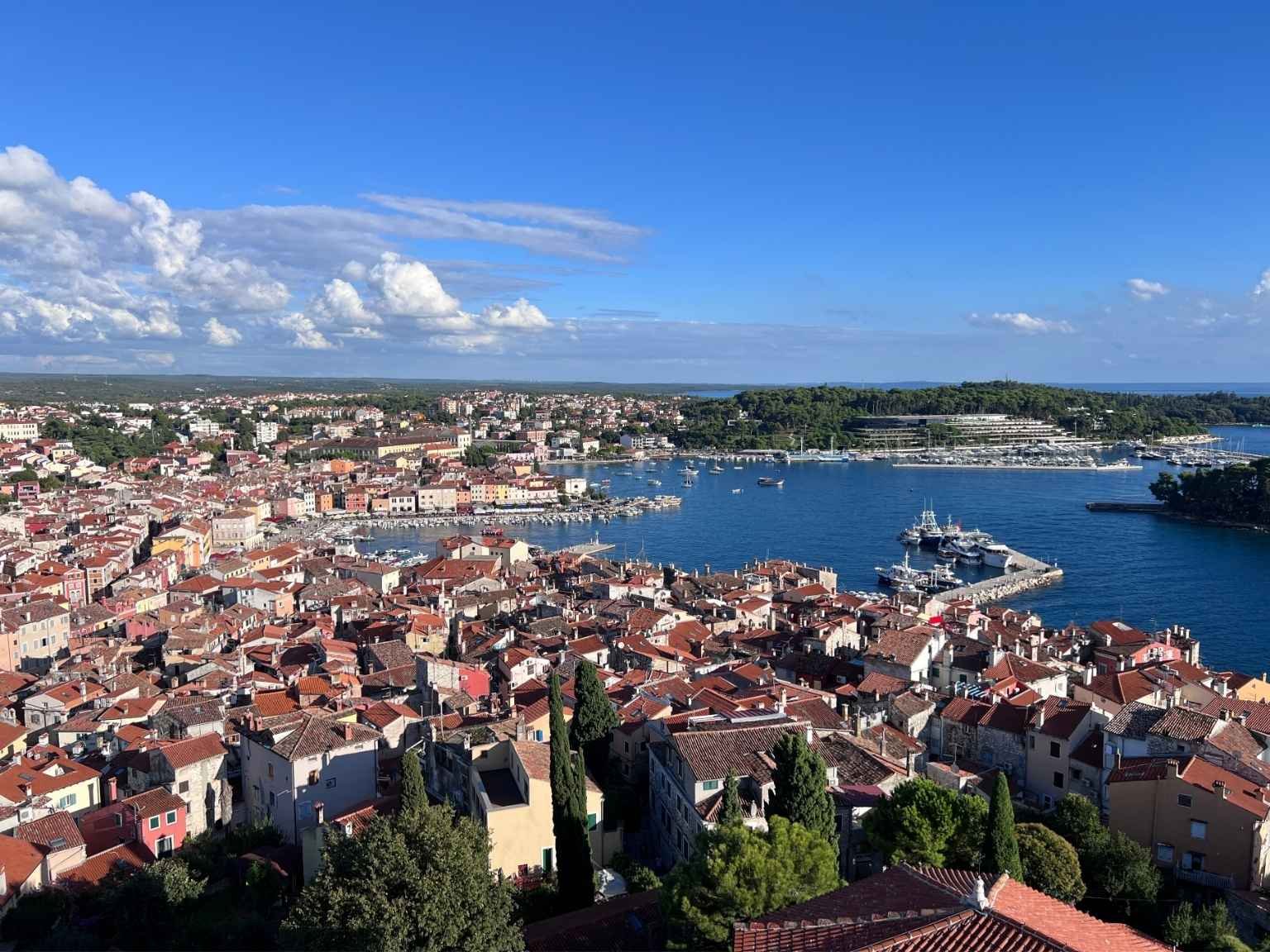 登上羅維尼聖尤菲米亞教堂後俯瞰小鎮與亞得里亞海的美麗景色。