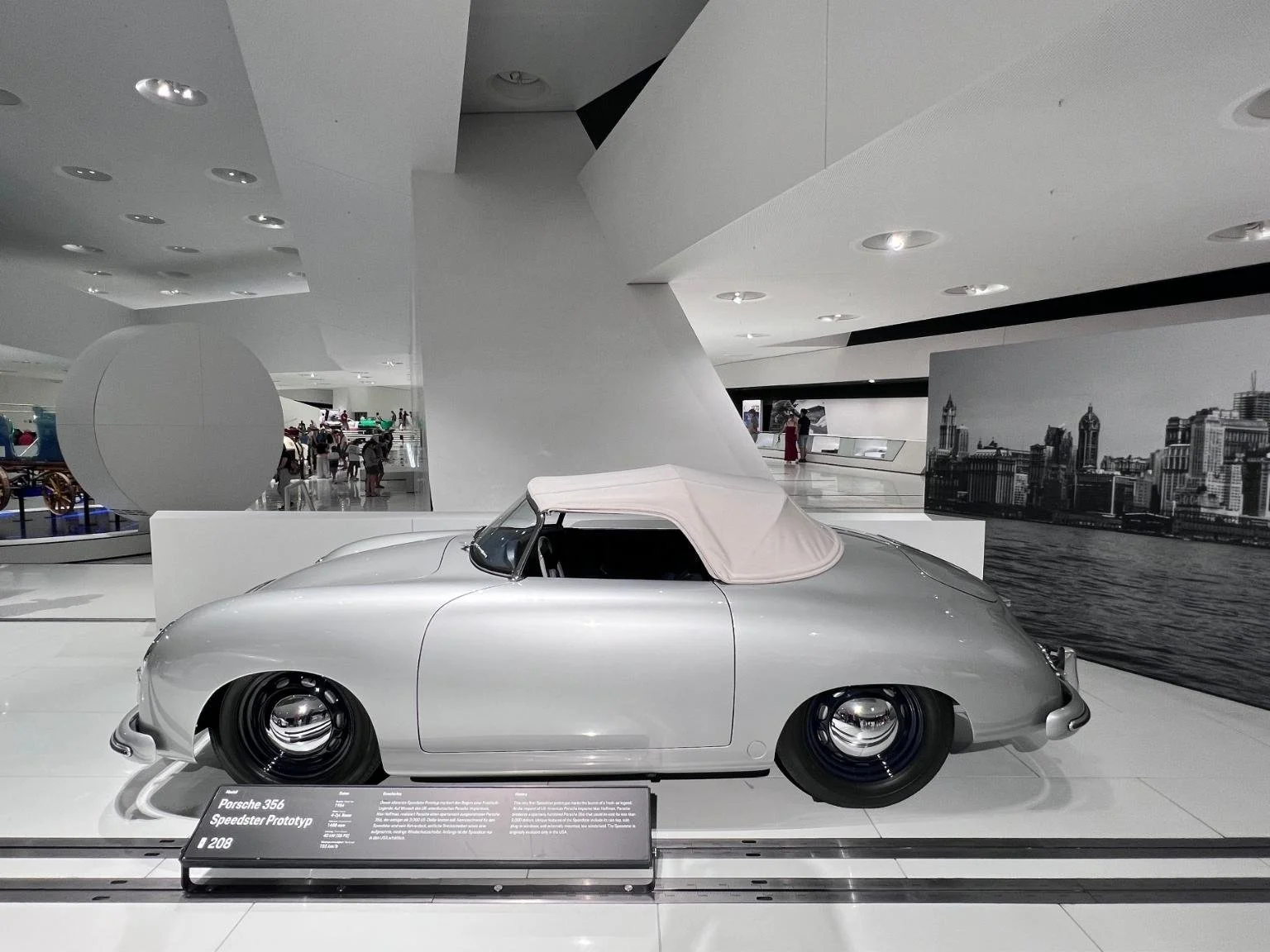 保時捷博物館內 356 Speedster 車款，設計流線且沒有門把手，保持簡潔美感。