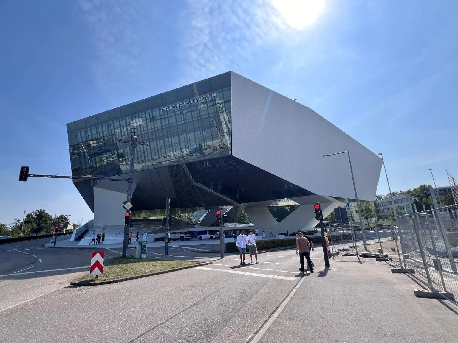 Porsche 博物館主入口外觀，現代建築風格與品牌標誌清楚可見。