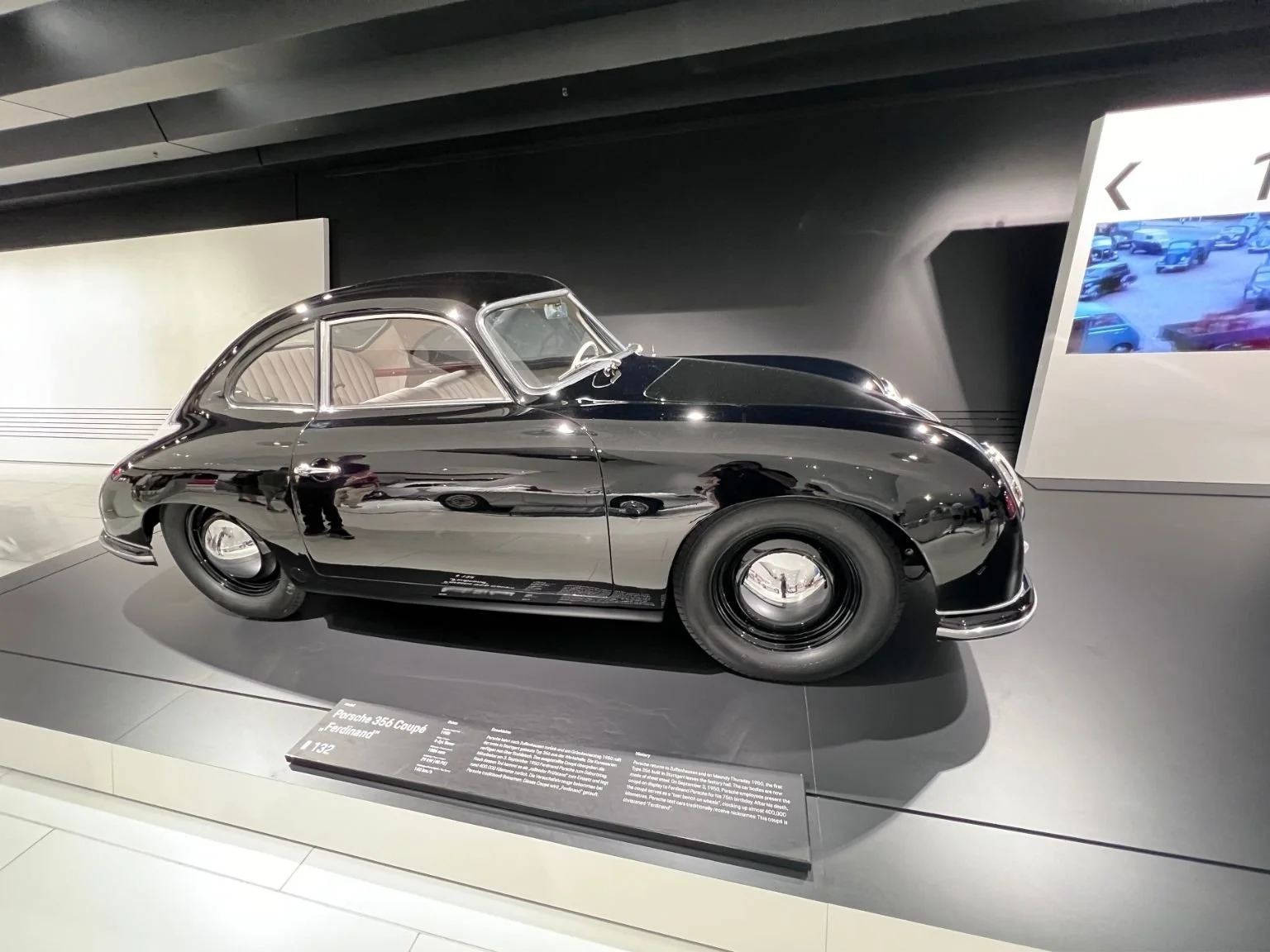 保時捷博物館內展示的 Porsche 356 特別版，為慶祝創辦人 Ferdinand Porsche 75 歲生日所贈。