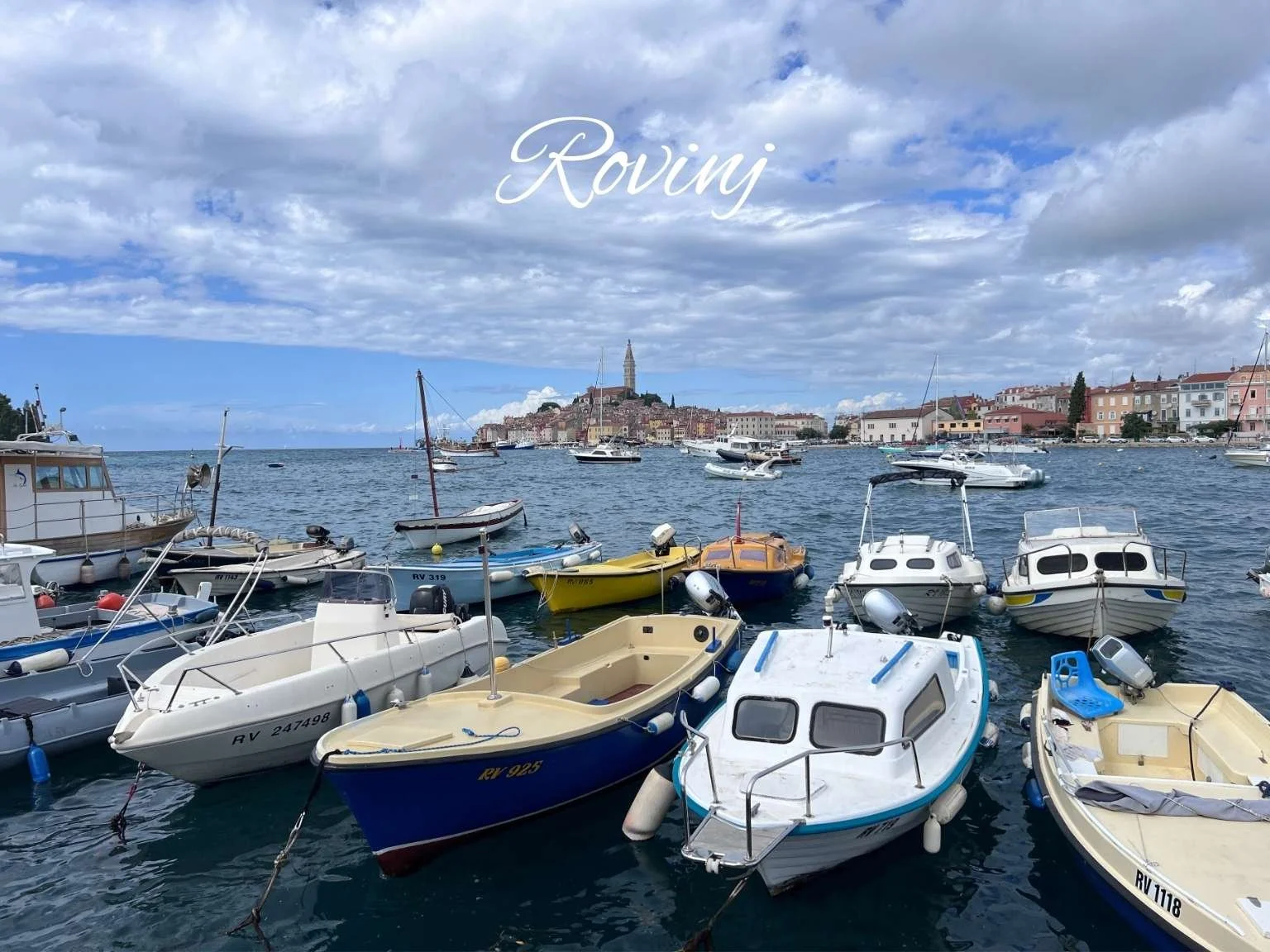 克羅埃西亞小鎮羅維尼的港口景色，停滿了漁船與遊船，非常有地中海風情。