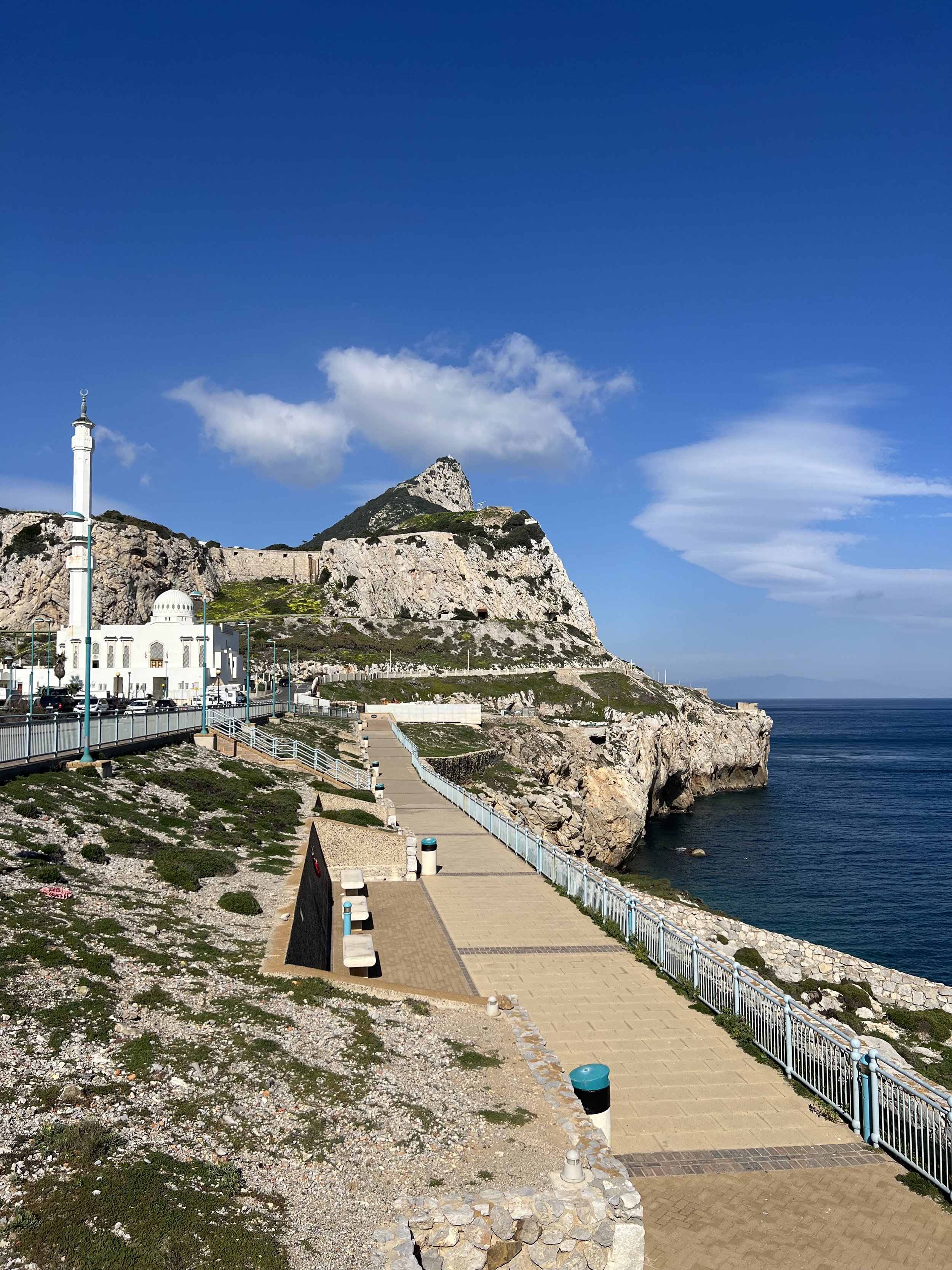 陽光下的 Europa Point 海岸線風景