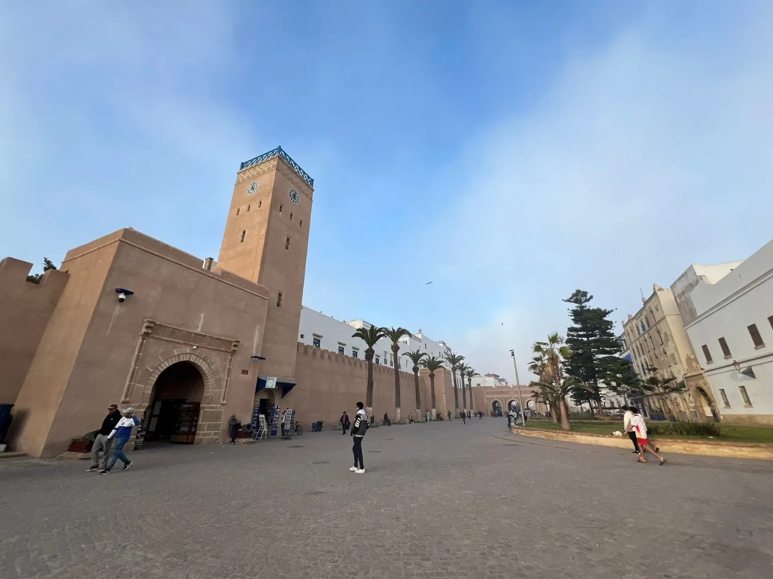 走進索維拉老城前的街景與建築。