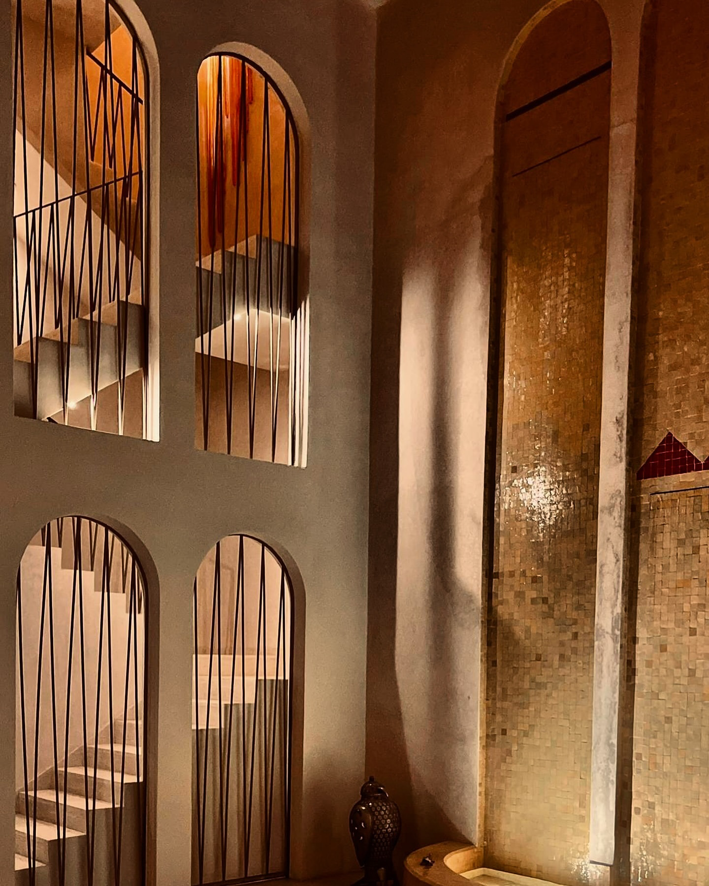 馬拉喀什住宿Riad Romeo 的公共空間，整體設計非常有藝術感。