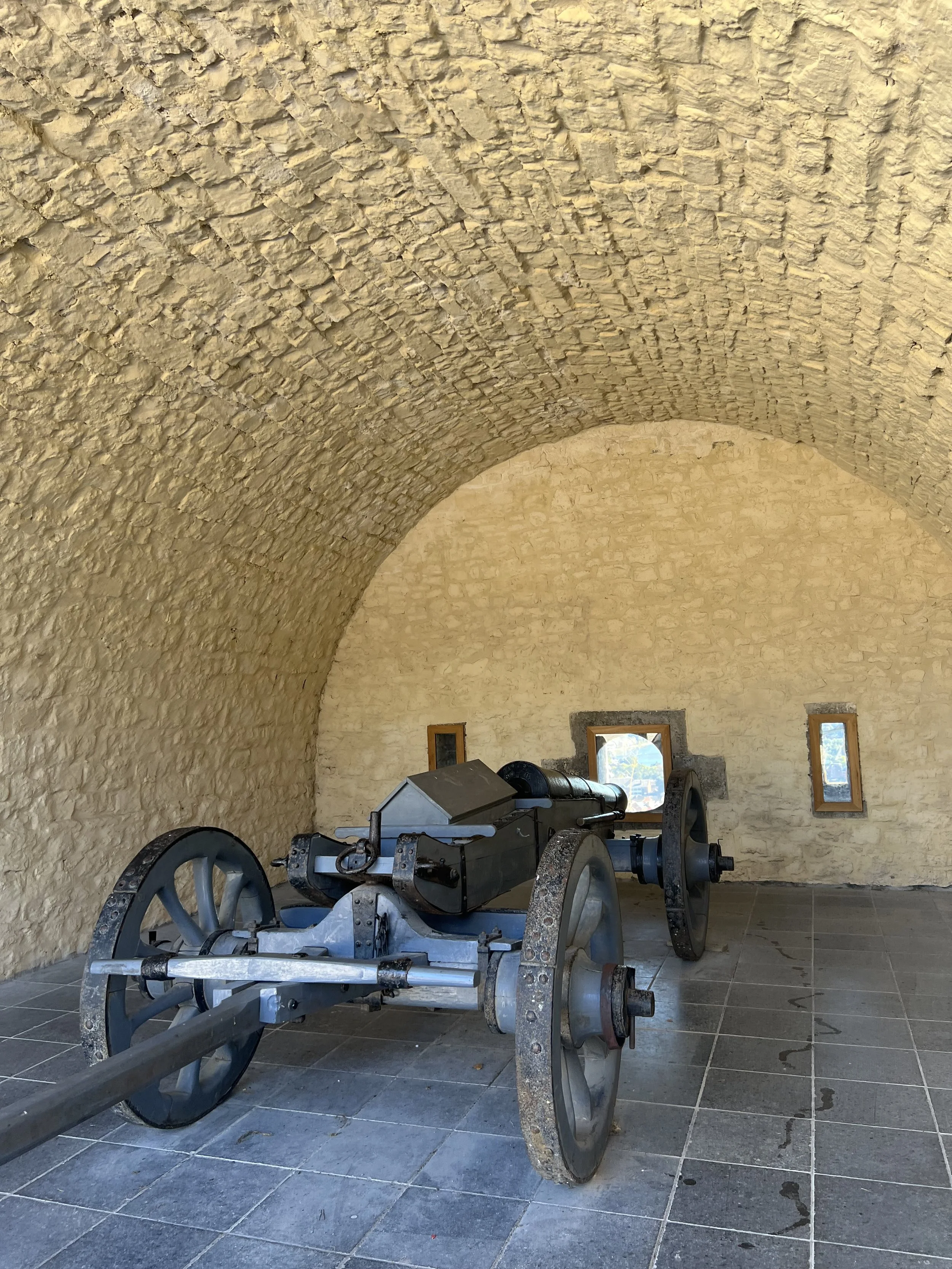 比利時迪南城堡內展示的大砲,見證歷史戰爭遺跡與防禦工事的痕跡