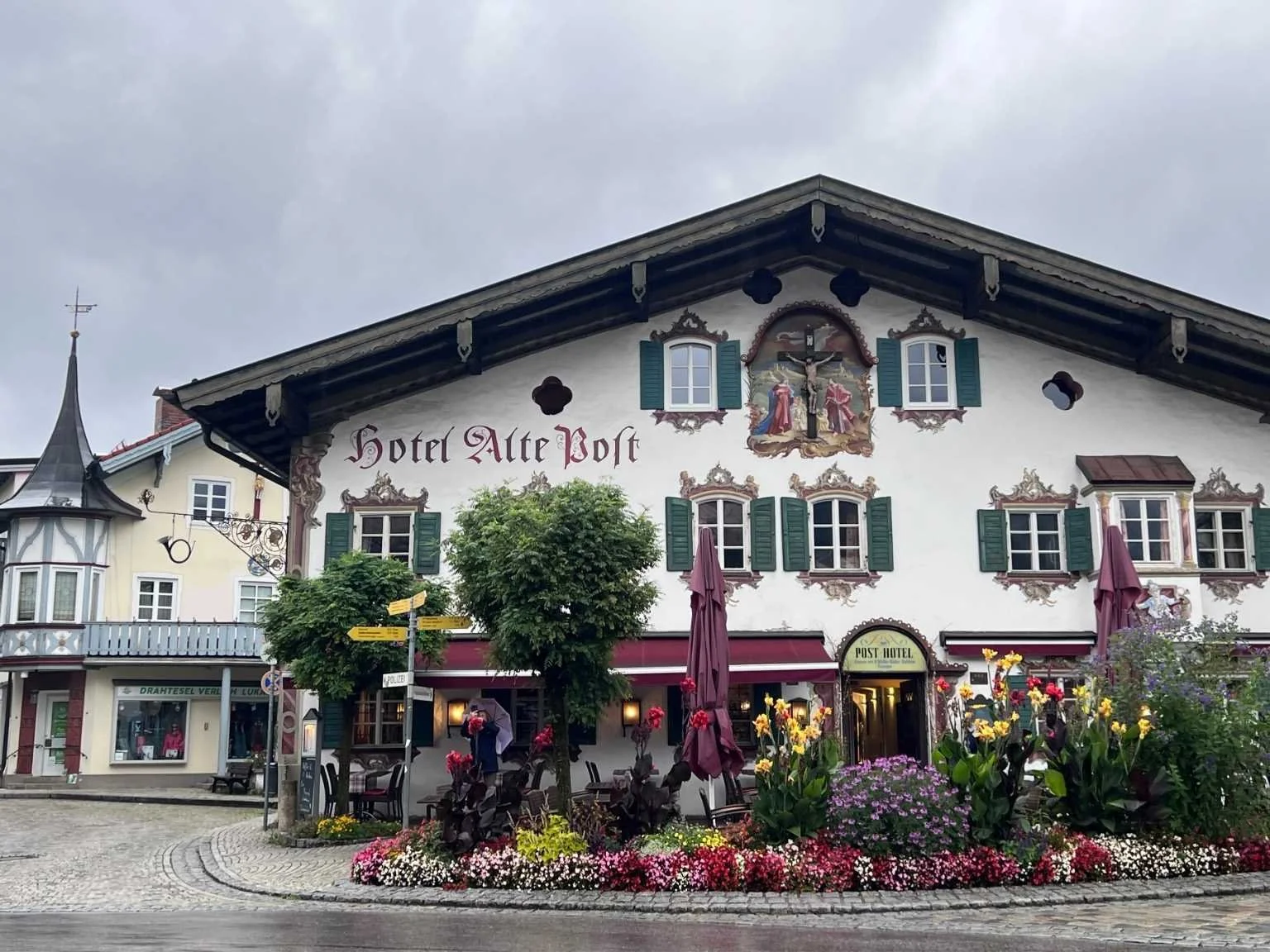 上阿瑪高小鎮濕壁畫建築，房屋外牆彩繪精緻，是新天鵝堡周邊必訪景點。