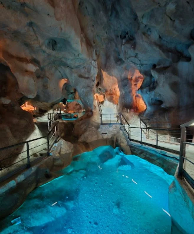 西班牙 馬拉加 地下洞穴 Cueva del Tesoro 內部景色，是馬拉加少見的海蝕洞。