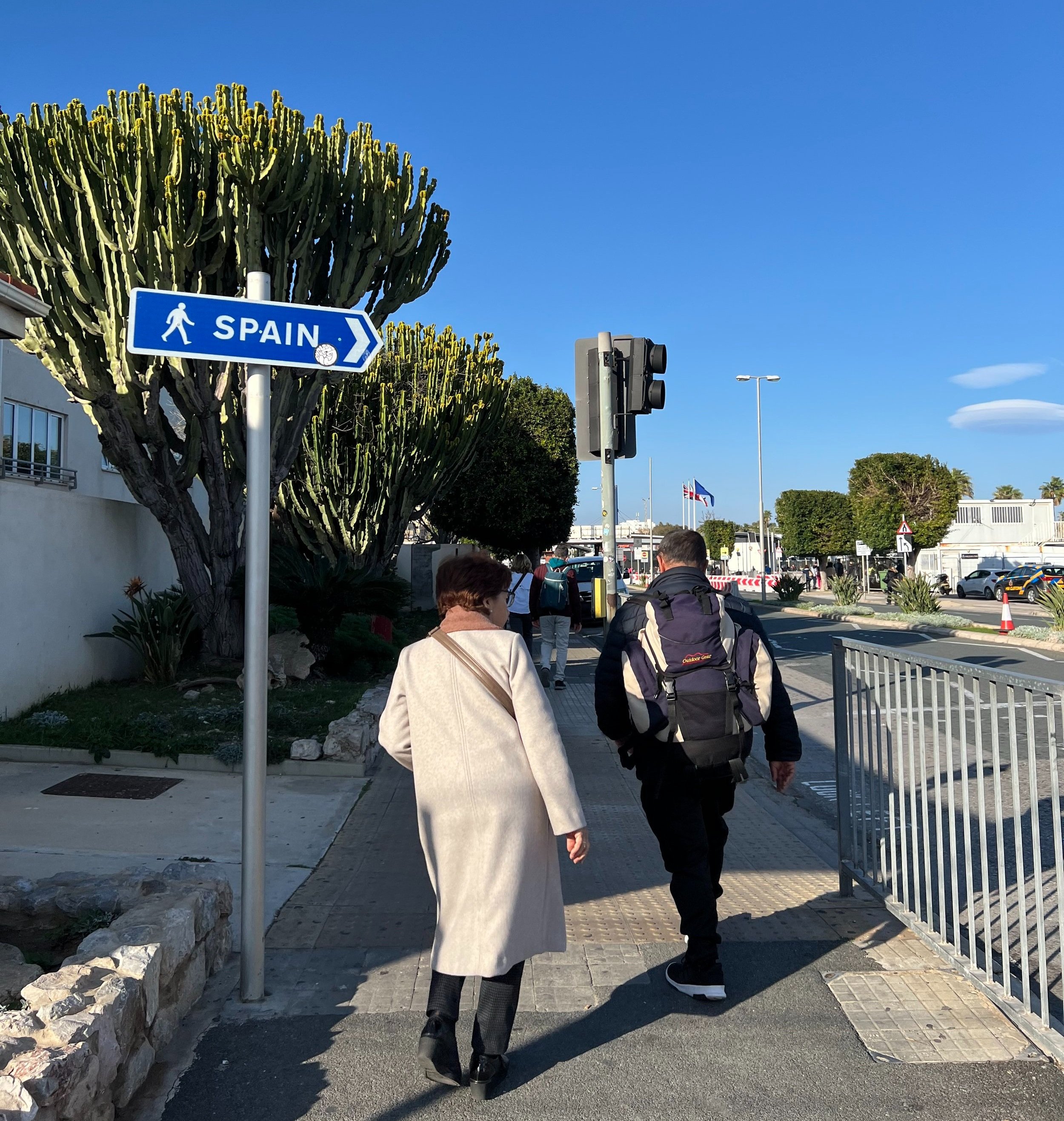 從直布羅陀市區步行回西班牙邊界的路上