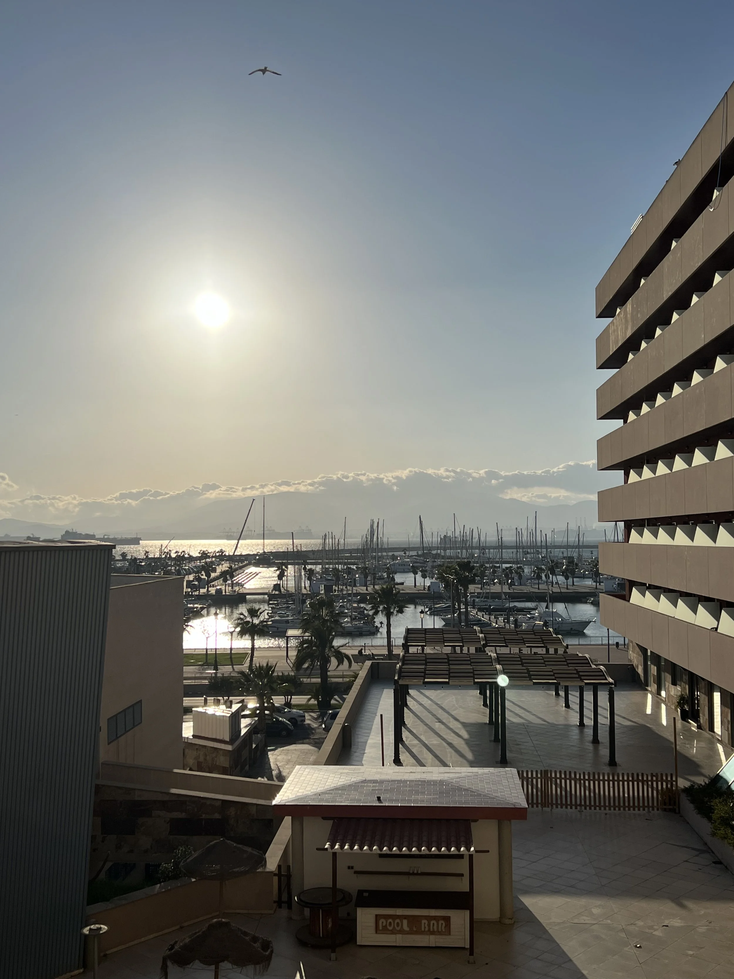 從 Ohtels Campo de Gibraltar 房間陽台眺望美麗海港景色，景觀開闊迷人。