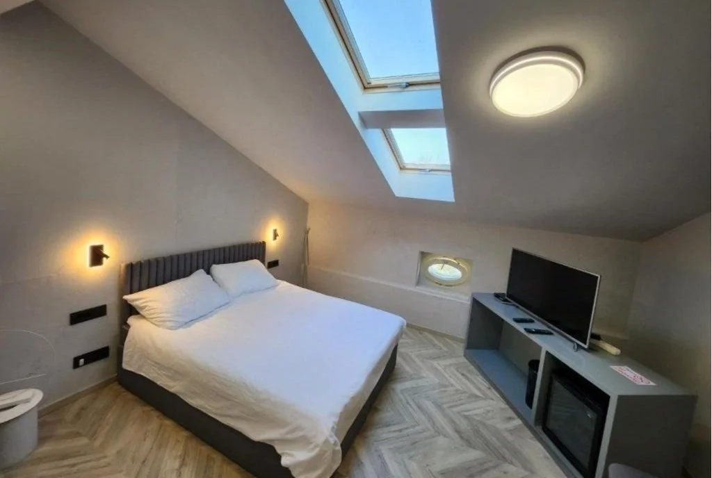 Hotel Amfiteatar 乾淨整潔的房間內部，適合普拉自由行住宿。