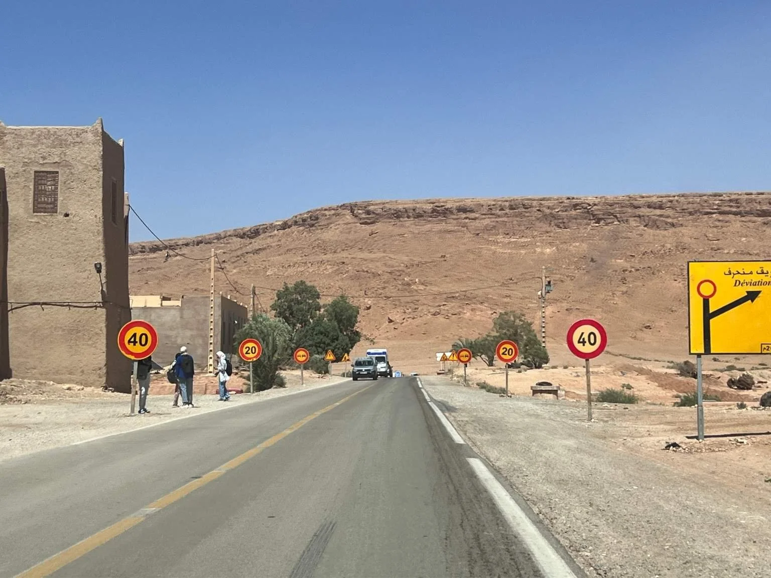 摩洛哥自駕途中看到的限速標誌，開車時需要特別注意。
