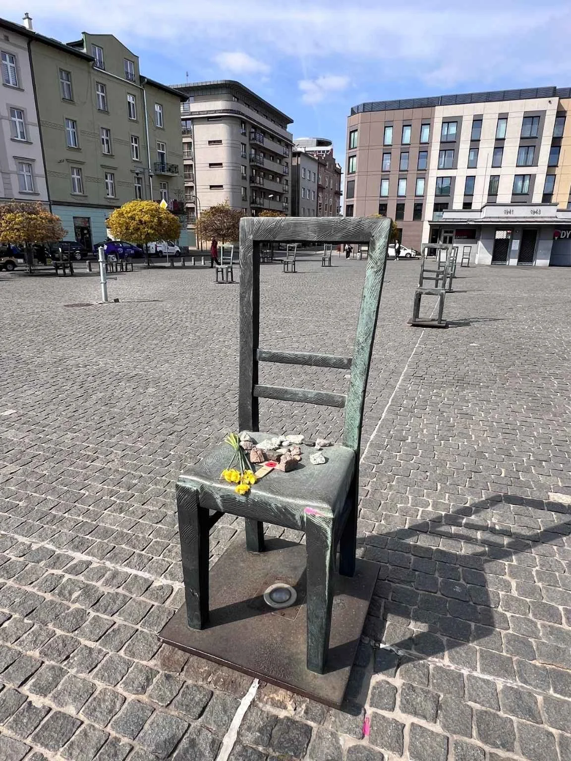 克拉科夫猶太區英雄廣場上的金屬椅子，紀念在德軍迫害下的受害者