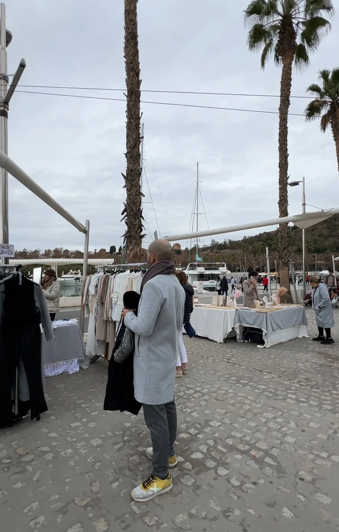 星期天的馬拉加港手工市集，人潮熱鬧，各種攤位很好逛。