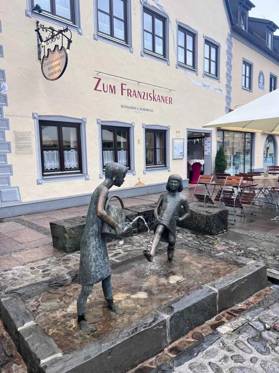 新天鵝堡附近的 Füssen 小鎮街景一角，環境悠閒、適合住宿停留。