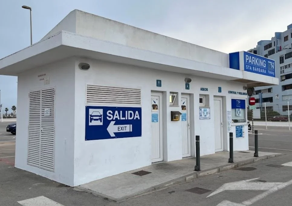 西班牙邊境小鎮 La Línea de la Concepción 的停車場，步行約 10 分鐘即可到直布羅陀