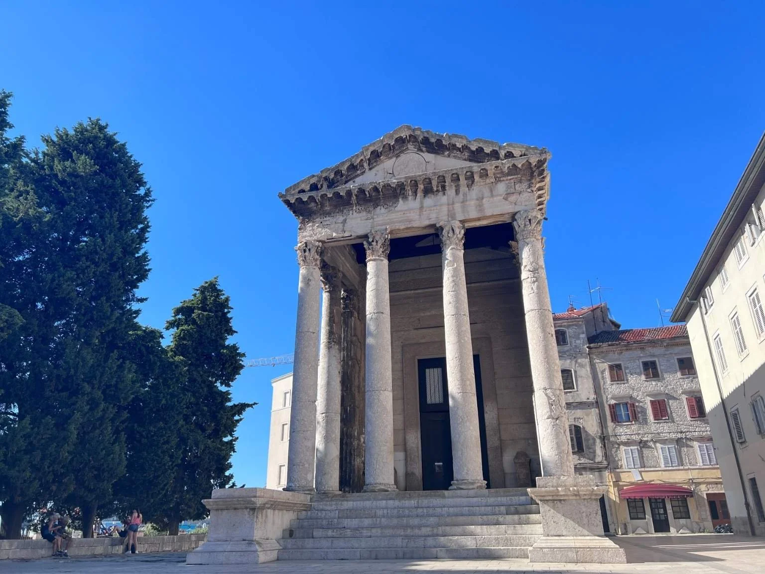 羅埃西亞普拉的奧古斯都神廟，是老城廣場上保存良好的古羅馬遺跡