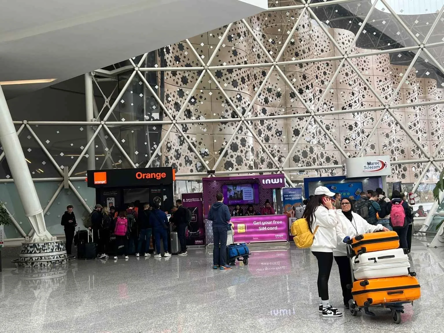 摩洛哥機場內 Orange、Inwi 與 Maroc Telecom 的電信櫃台。
