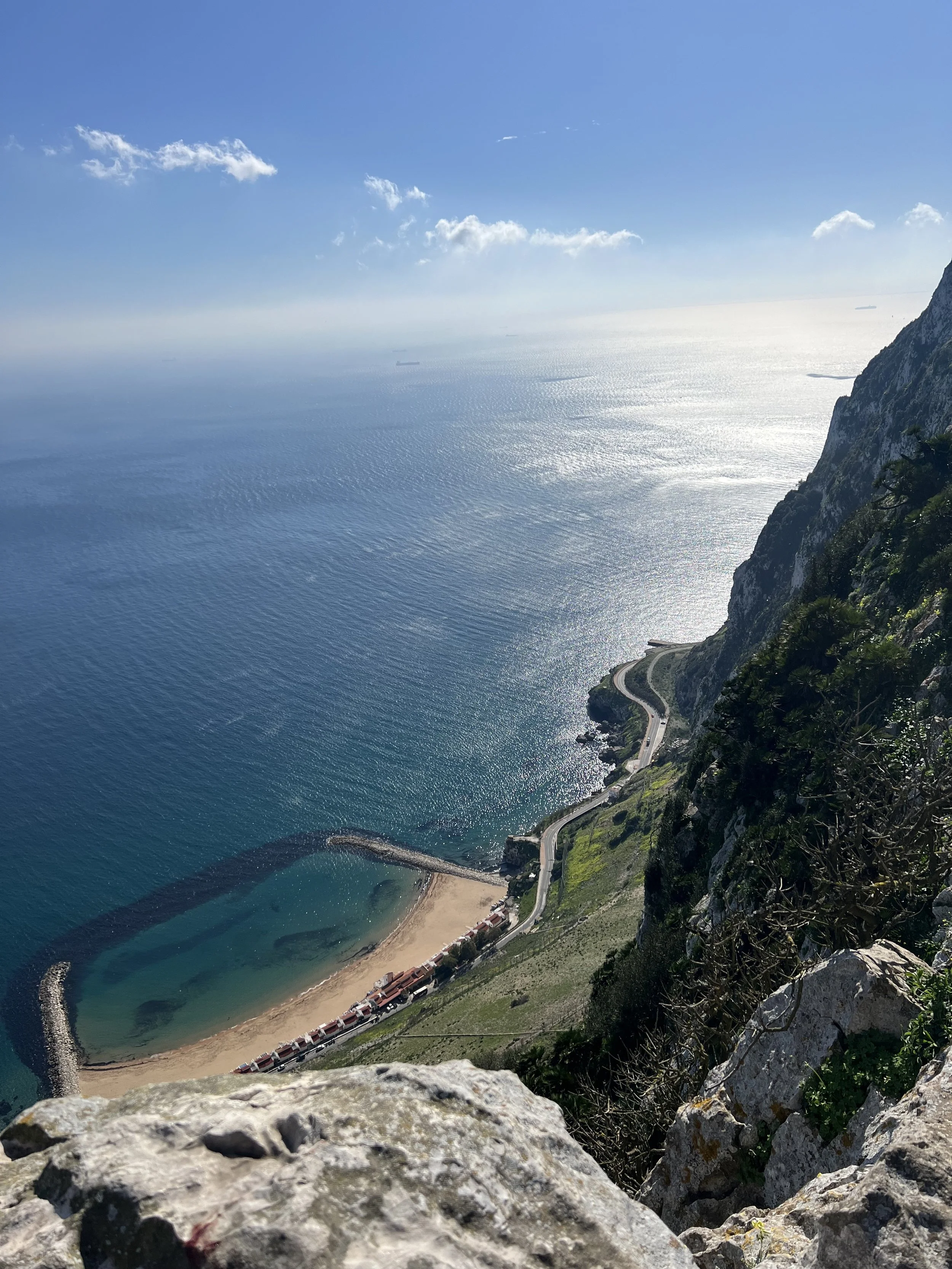 從直布羅陀山頂觀景台俯瞰城海岸線景色