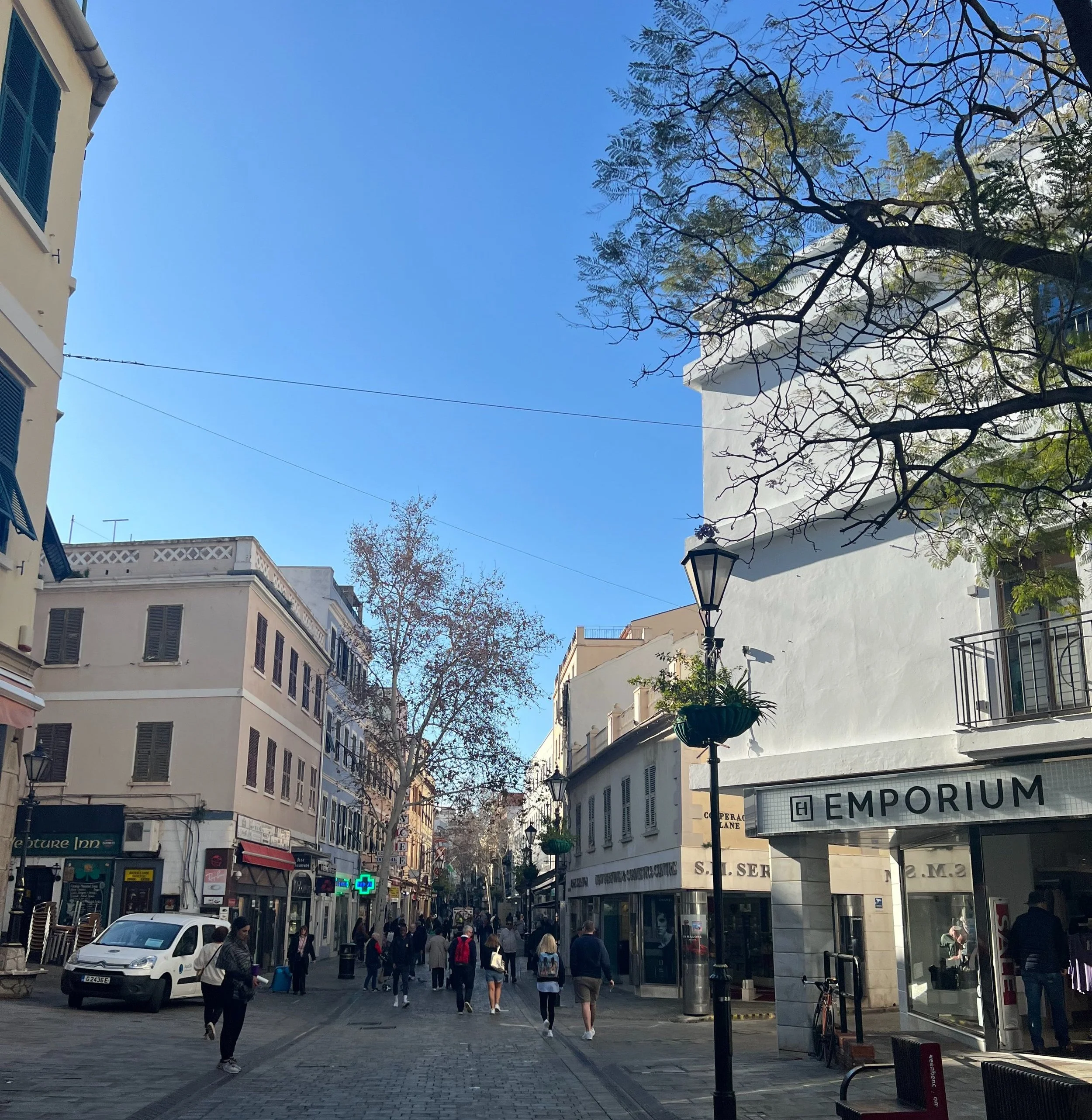 直布羅陀市區熱鬧的購物街景