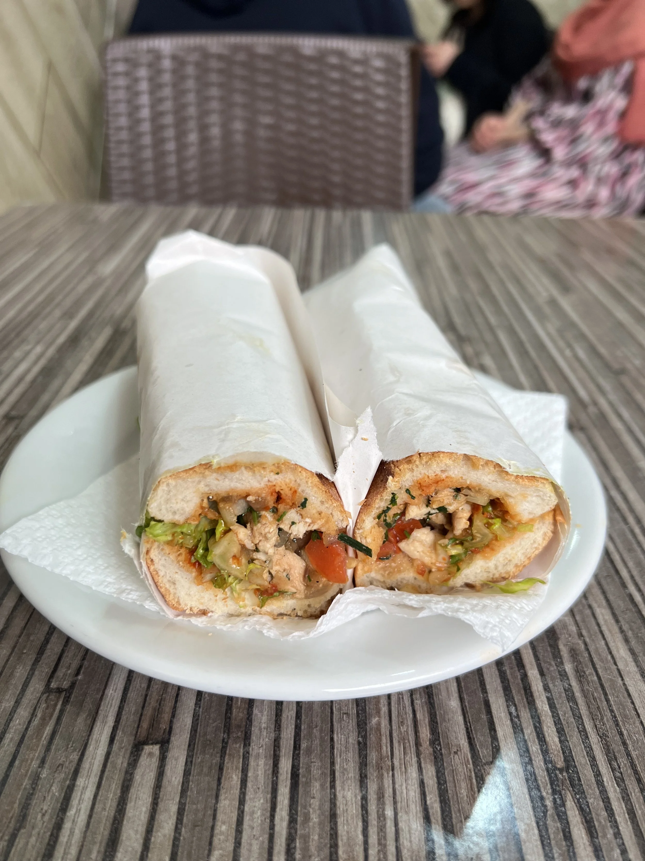 Snack de la mouette 的三明治和法國麵包，很受當地人歡迎。