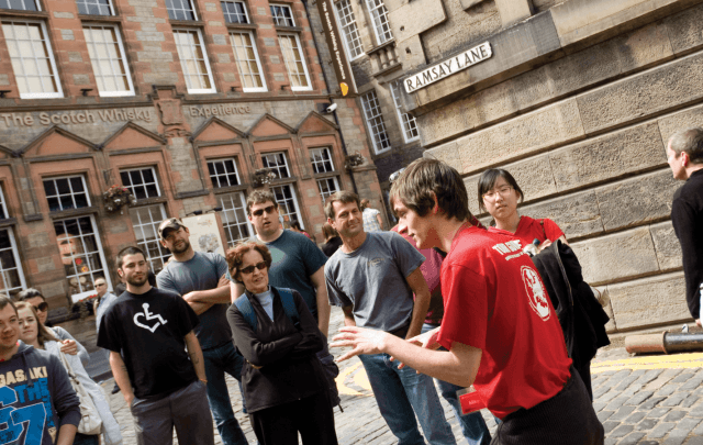 蘇格蘭 愛丁堡 免費步行導覽 導遊穿著紅色制服 講解景點