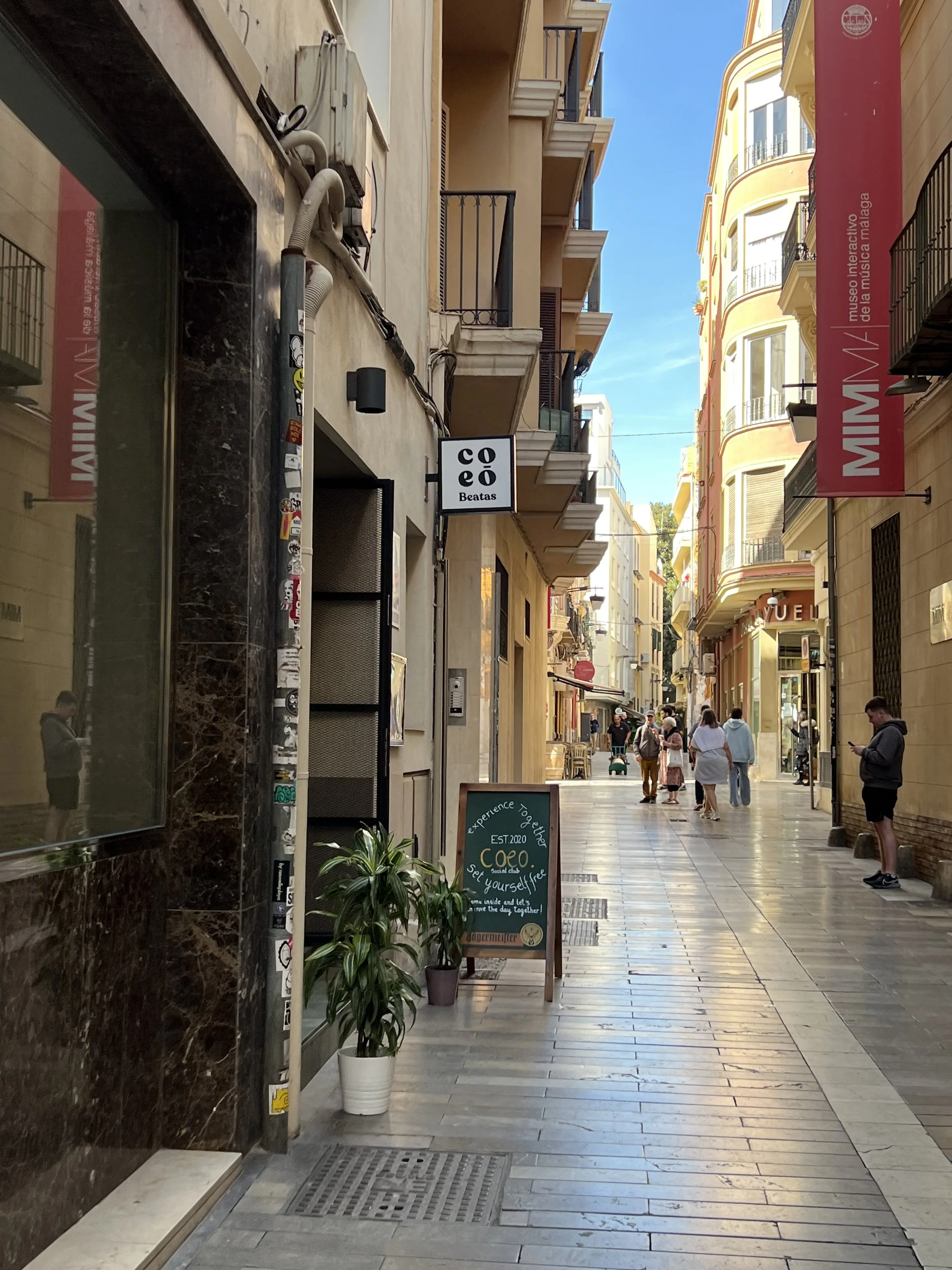 馬拉加 COEO Pod Hostel 門口，樓下就是咖啡館。